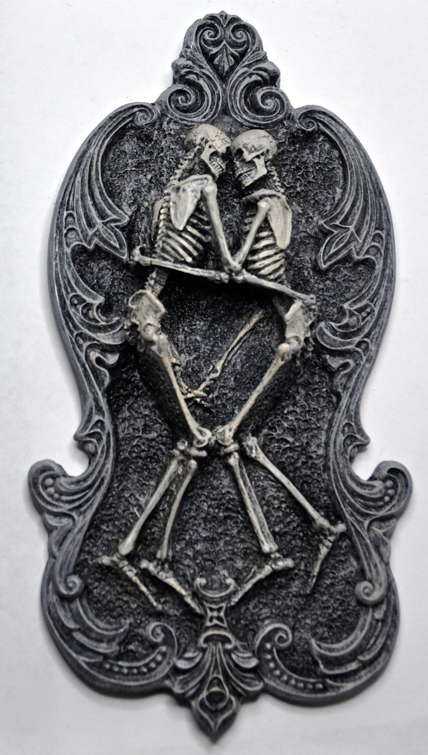 Amor Aeternus, Skeleton Lovers Wall Plaque, Half Scale Resin Sculpture | Gothic Wall Art | Embracing Skeletons Plaque for Gothic Home Decor
