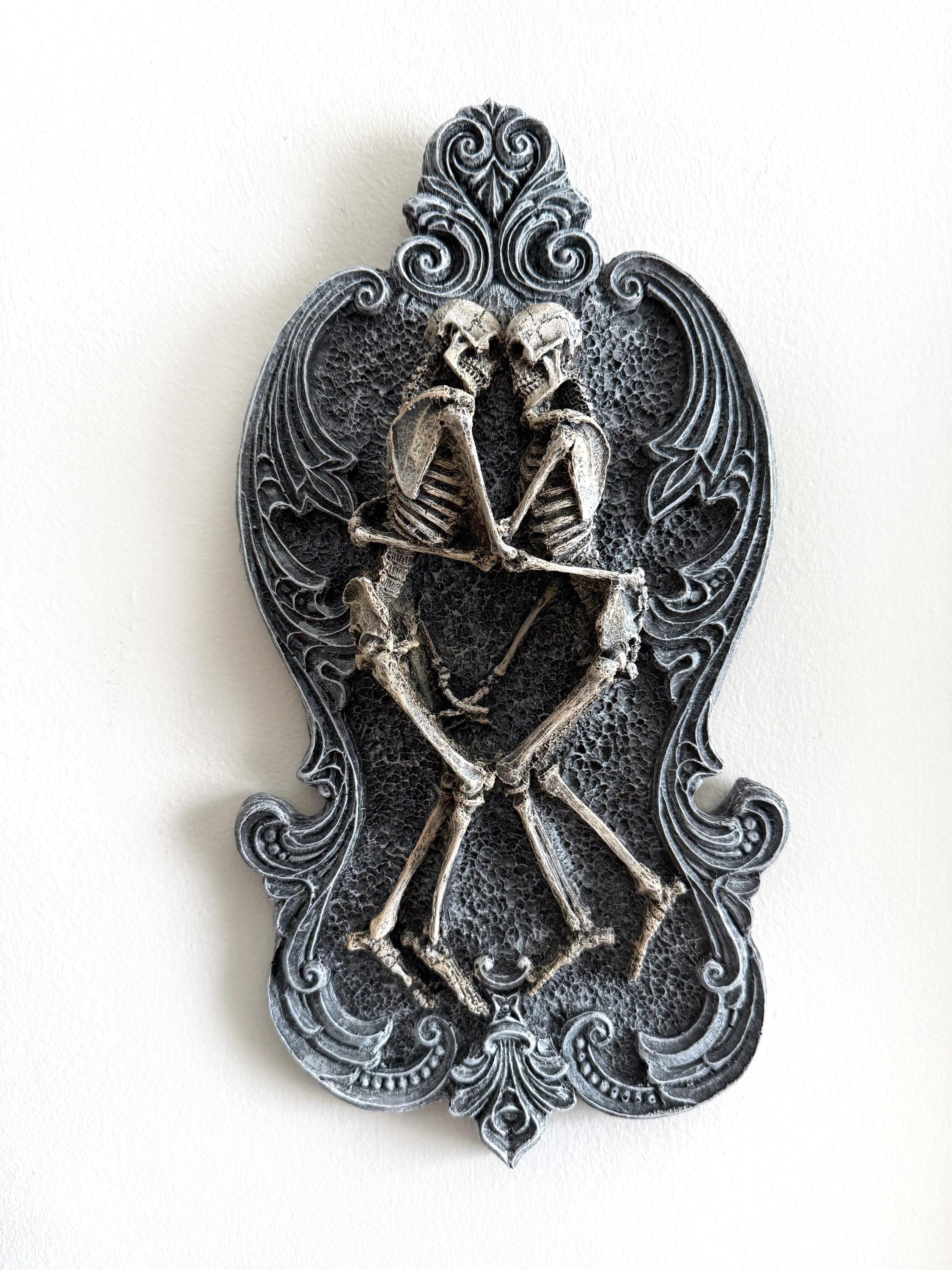 Amor Aeternus, Skeleton Lovers Wall Plaque, Resin Sculpture | Gothic Wall Art| Eternal Love Embracing Skeletons Plaque for Gothic Home Decor