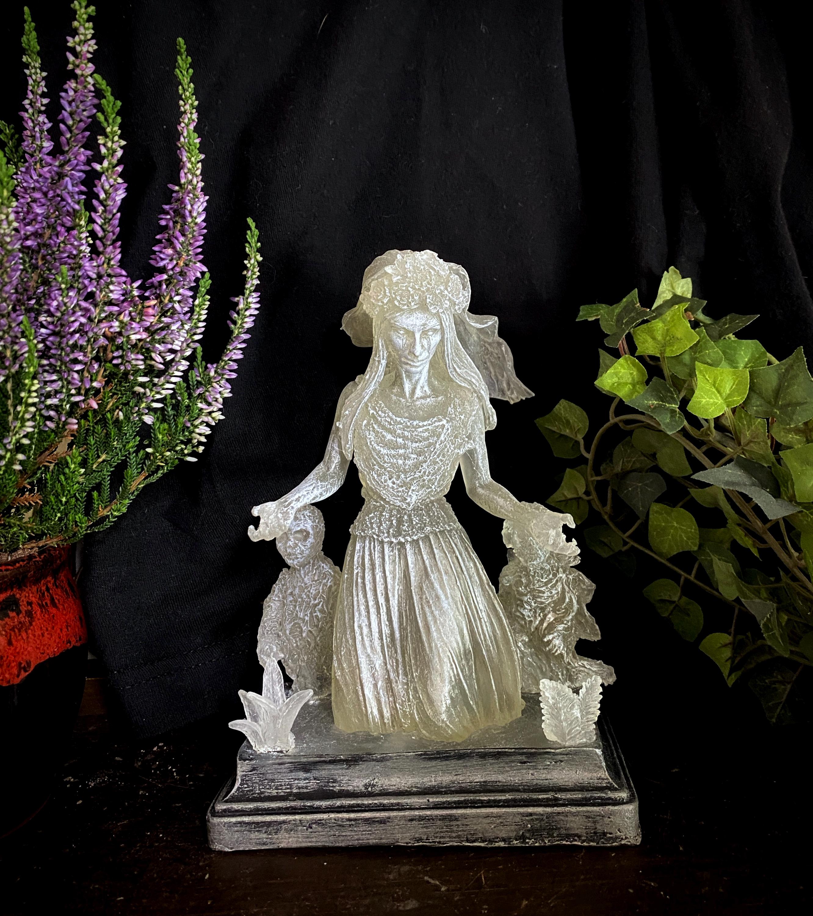 La Llorona, The Weeping Woman Statue, Hand Painted Resin Sculpture | Latin American Folklore Ghost Figurine | Dark Art for Spooky Home Decor