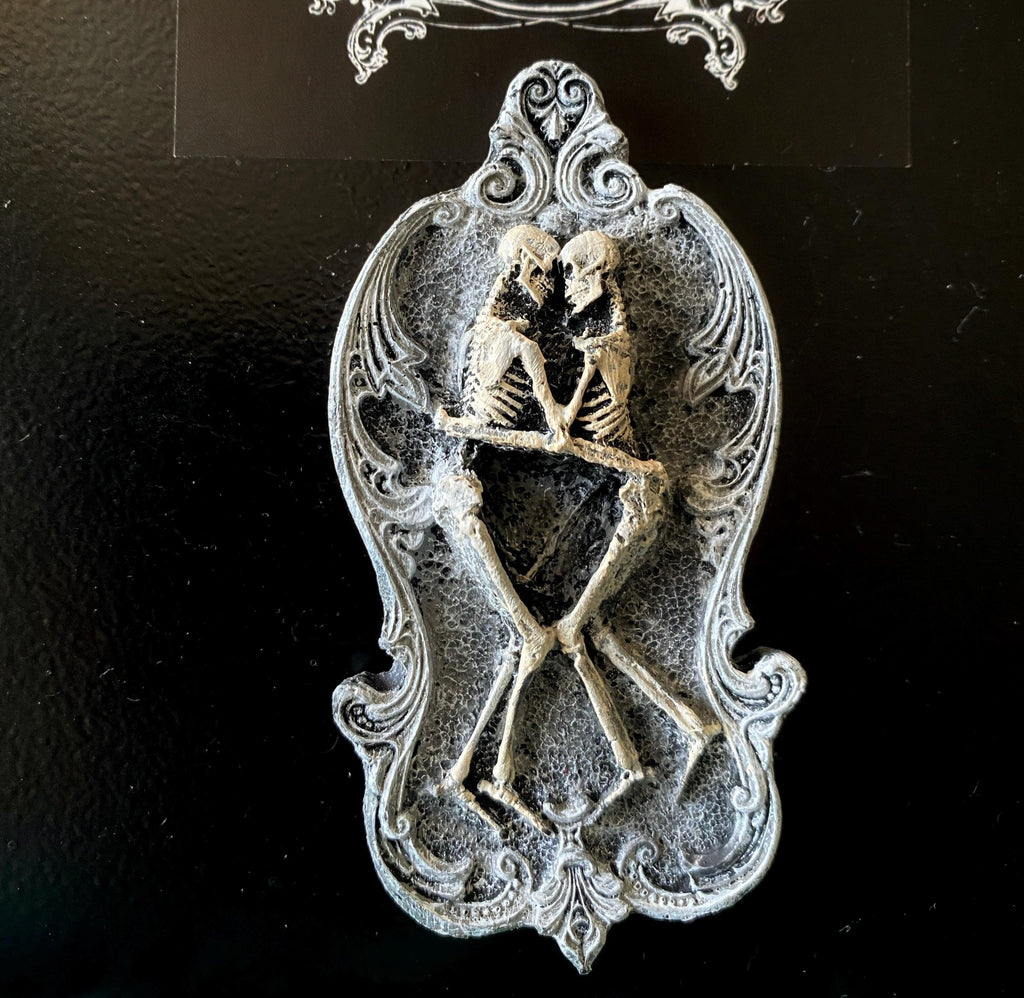 Amor Aeternus Skeleton Lovers Magnet, Hand Painted Resin Sculpture | Gothic Fantasy Decor | Skeletal Embrace Magnet for Gothic Decor