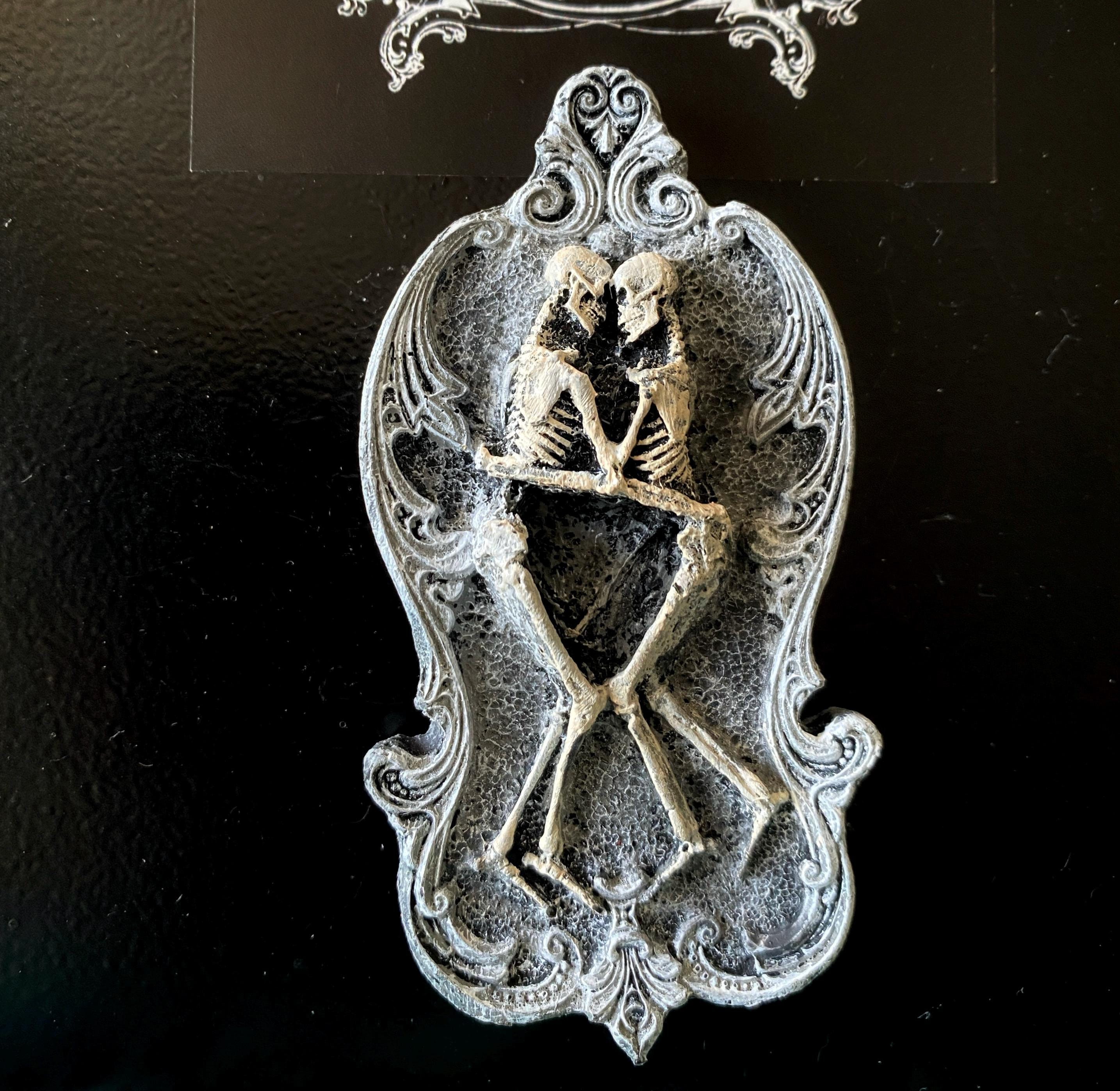 Amor Aeternus Skeleton Lovers Magnet, Hand Painted Resin Sculpture | Gothic Fantasy Decor | Skeletal Embrace Magnet for Gothic Decor