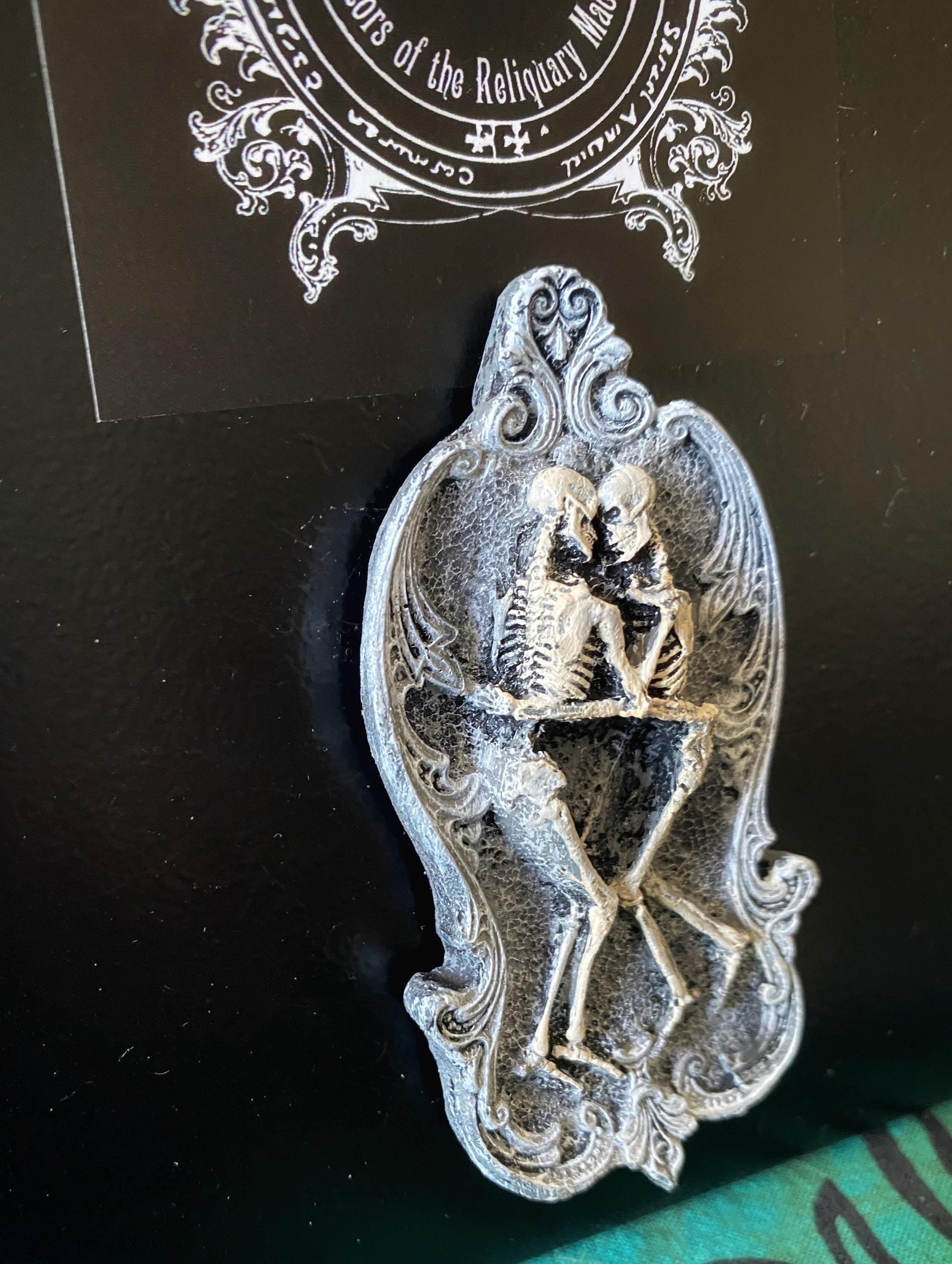 Amor Aeternus Skeleton Lovers Magnet, Hand Painted Resin Sculpture | Gothic Fantasy Decor | Skeletal Embrace Magnet for Gothic Decor