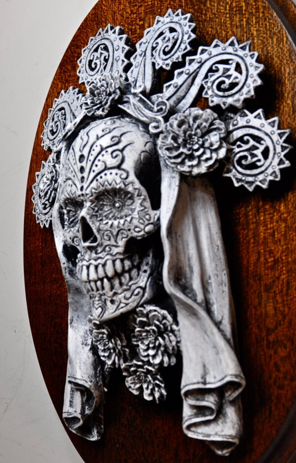Dia de los Muertos Wall Plaque, Hand Painted Resin | Mexican Gothic Wall Art |  Spooky Day of the Dead Skull Plaque for Gothic Home Decor