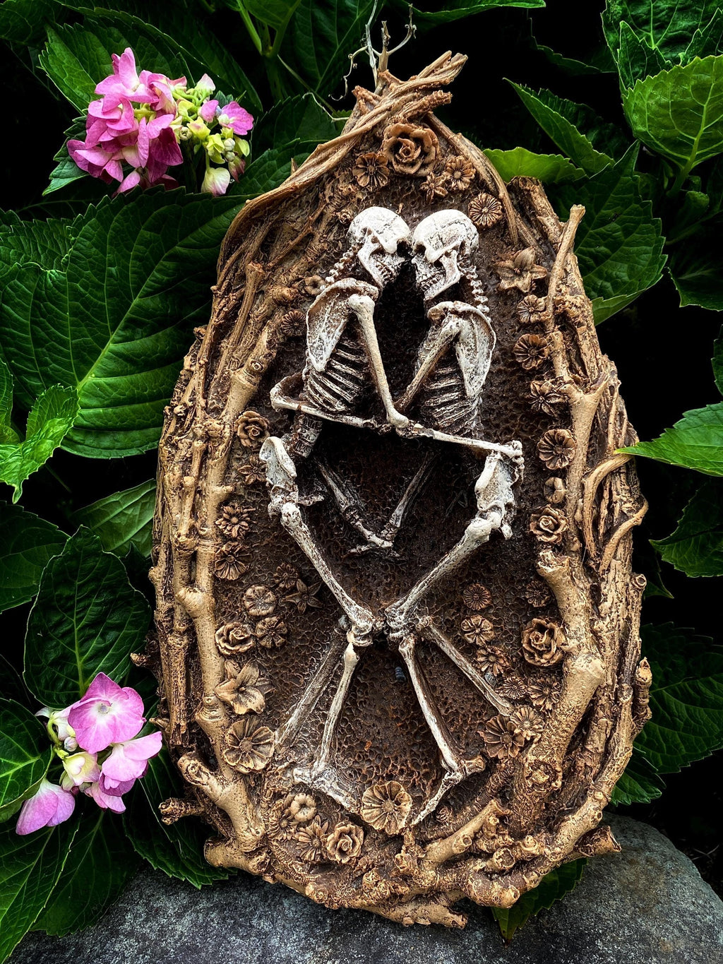 Amor Aeternus Silvanus, Skeleton Lovers Wall Plaque, Resin | Gothic Nature Wall Art | Eternal Love Embracing Skeletons for Gothic Home Decor