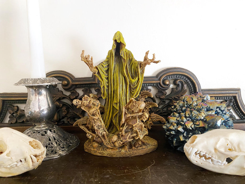 H.P. Lovecraft's The King in Yellow/ Hastur Statue | Cthulhu Mythos Necromancer Figurine | Lovecraftian Horror, Gothic Decor and Gamer Gift