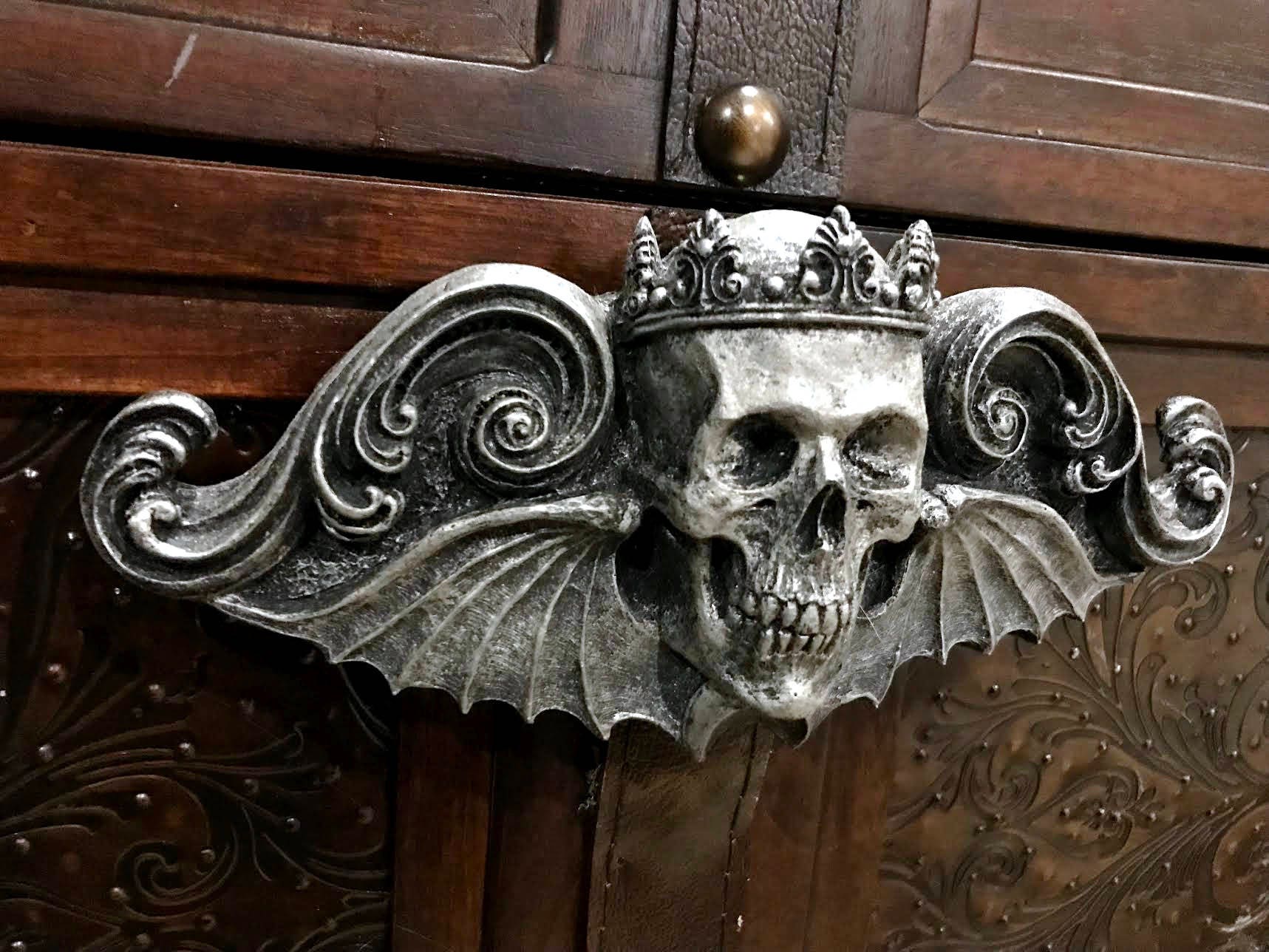 King Moriendi Skull Wall Plaque, Resin | Medieval Gothic Winged Skull Wall Art |  Spooky Crowned Skull Plaque for Gothic Fantasy Home Decor