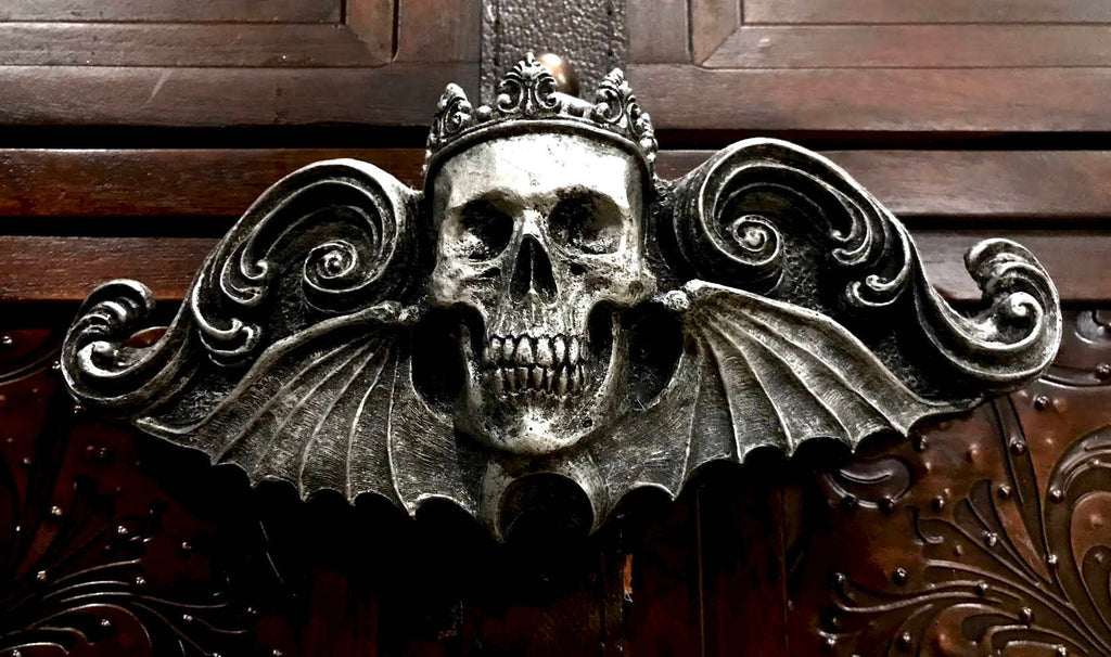 King Moriendi Skull Wall Plaque, Resin | Medieval Gothic Winged Skull Wall Art |  Spooky Crowned Skull Plaque for Gothic Fantasy Home Decor