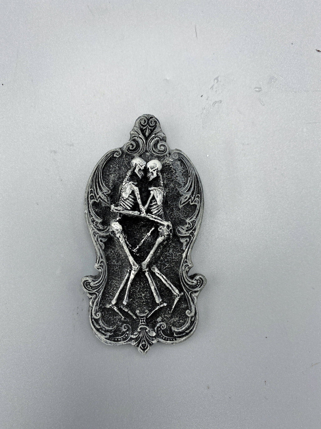 Amor Aeternus Skeleton Lovers Magnet, Hand Painted Resin Sculpture | Gothic Fantasy Decor | Skeletal Embrace Magnet for Gothic Decor