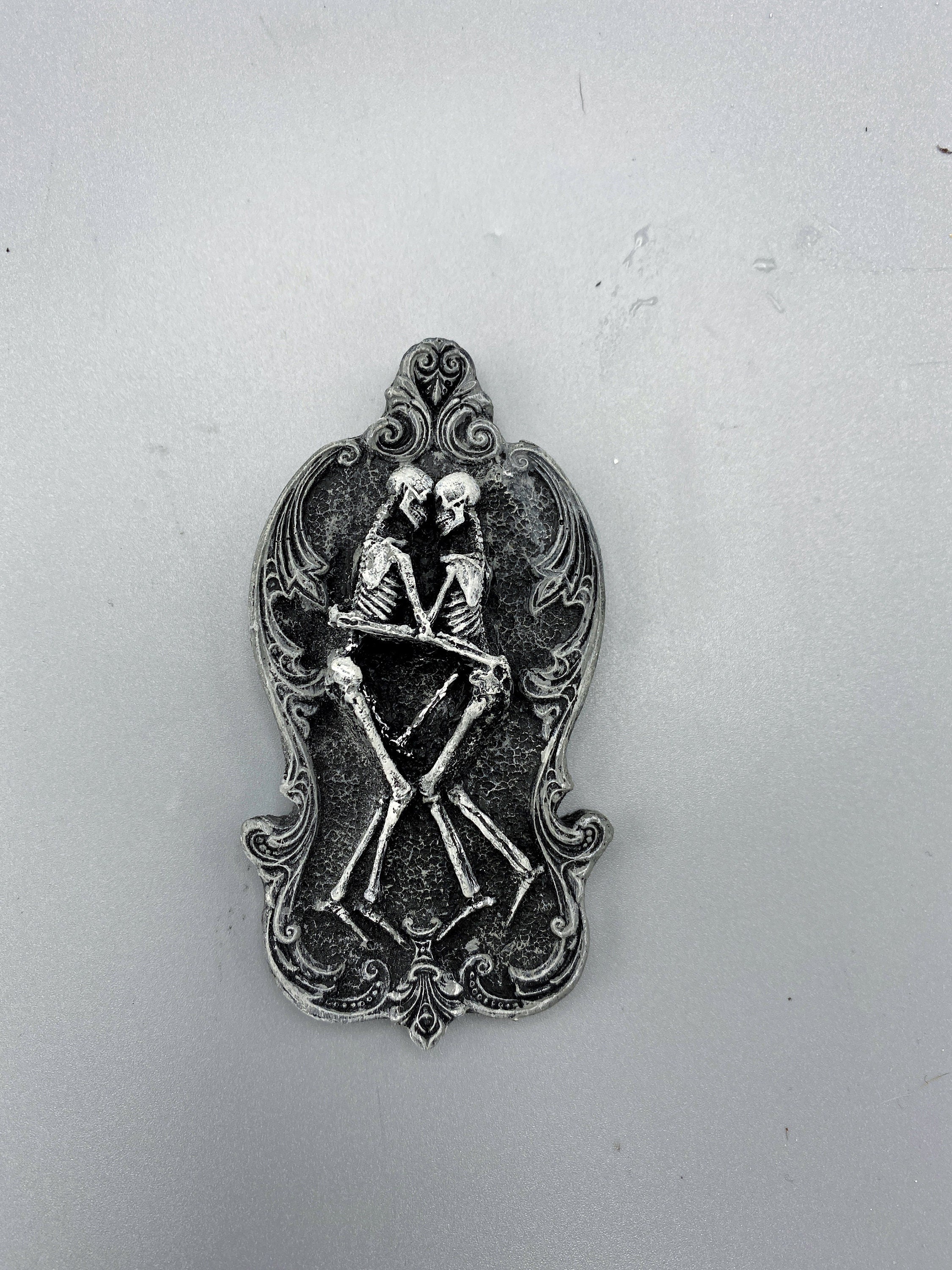 Amor Aeternus Skeleton Lovers Magnet, Hand Painted Resin Sculpture | Gothic Fantasy Decor | Skeletal Embrace Magnet for Gothic Decor