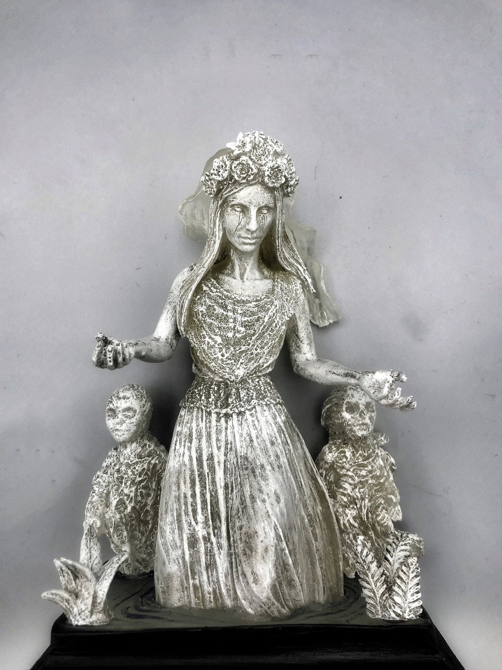La Llorona, The Weeping Woman Statue, Hand Painted Resin Sculpture | Latin American Folklore Ghost Figurine | Dark Art for Spooky Home Decor