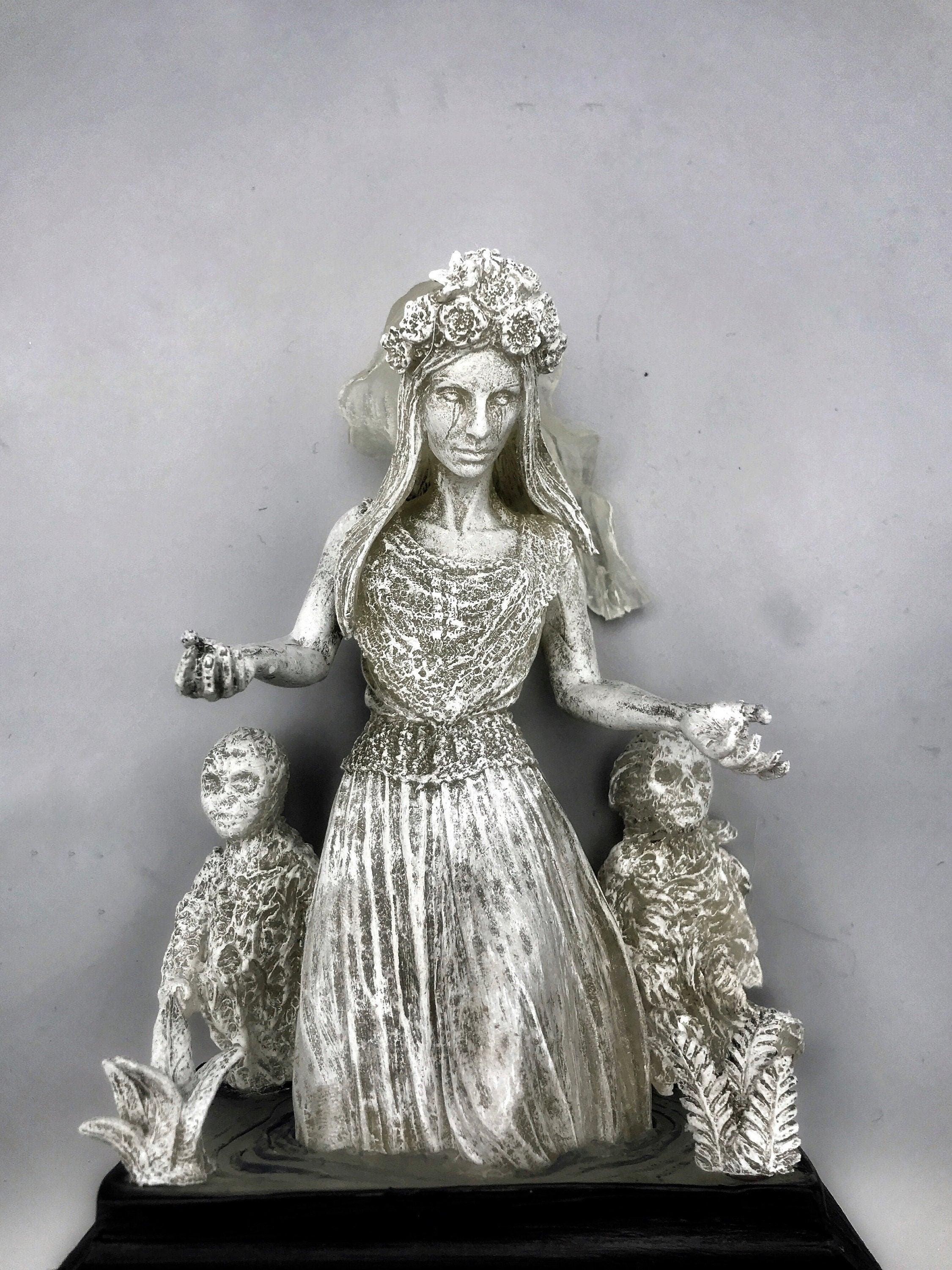 La Llorona, The Weeping Woman Statue, Hand Painted Resin Sculpture | Latin American Folklore Ghost Figurine | Dark Art for Spooky Home Decor