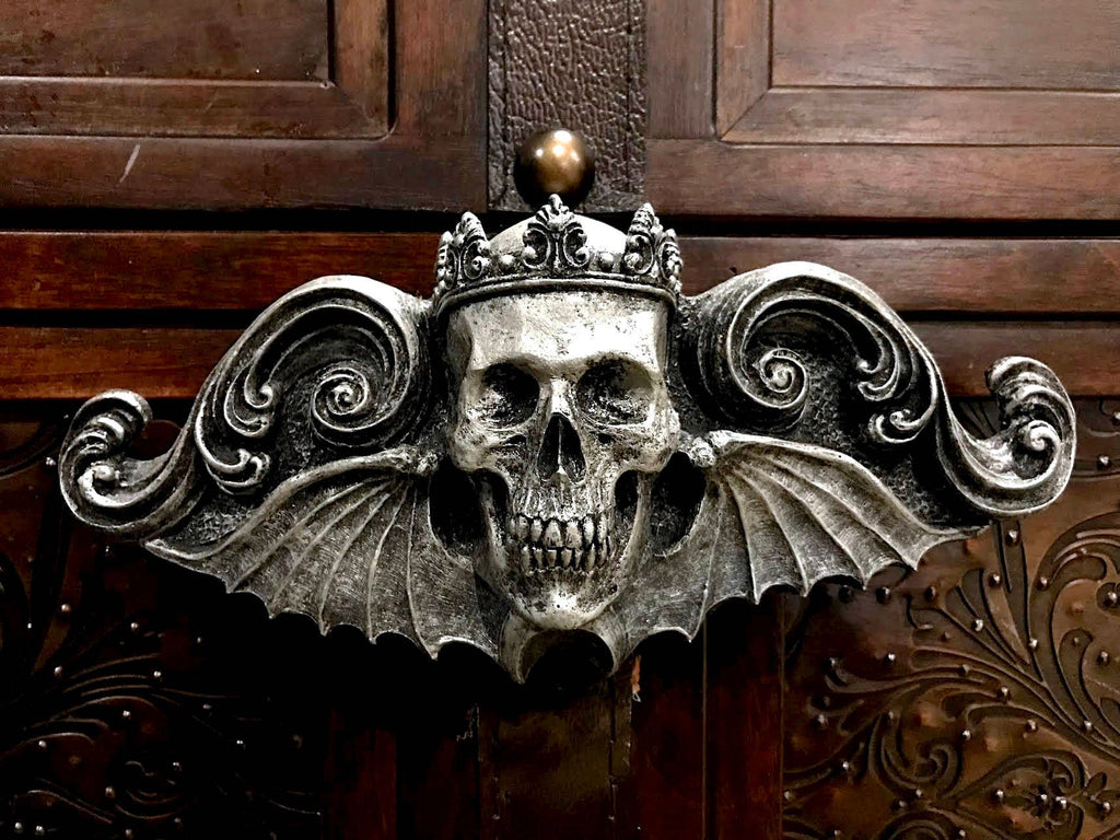 King Moriendi Skull Wall Plaque, Resin | Medieval Gothic Winged Skull Wall Art |  Spooky Crowned Skull Plaque for Gothic Fantasy Home Decor