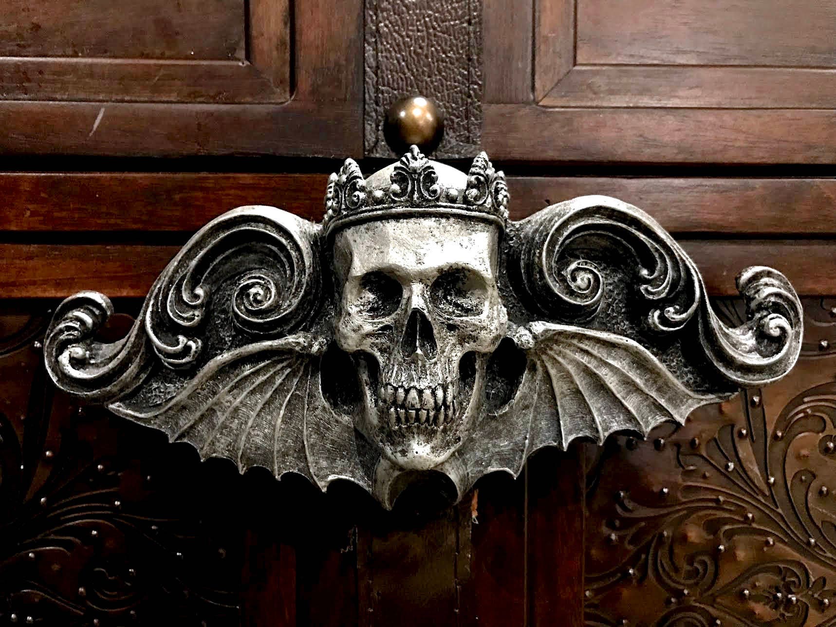 King Moriendi Skull Wall Plaque, Resin | Medieval Gothic Winged Skull Wall Art |  Spooky Crowned Skull Plaque for Gothic Fantasy Home Decor