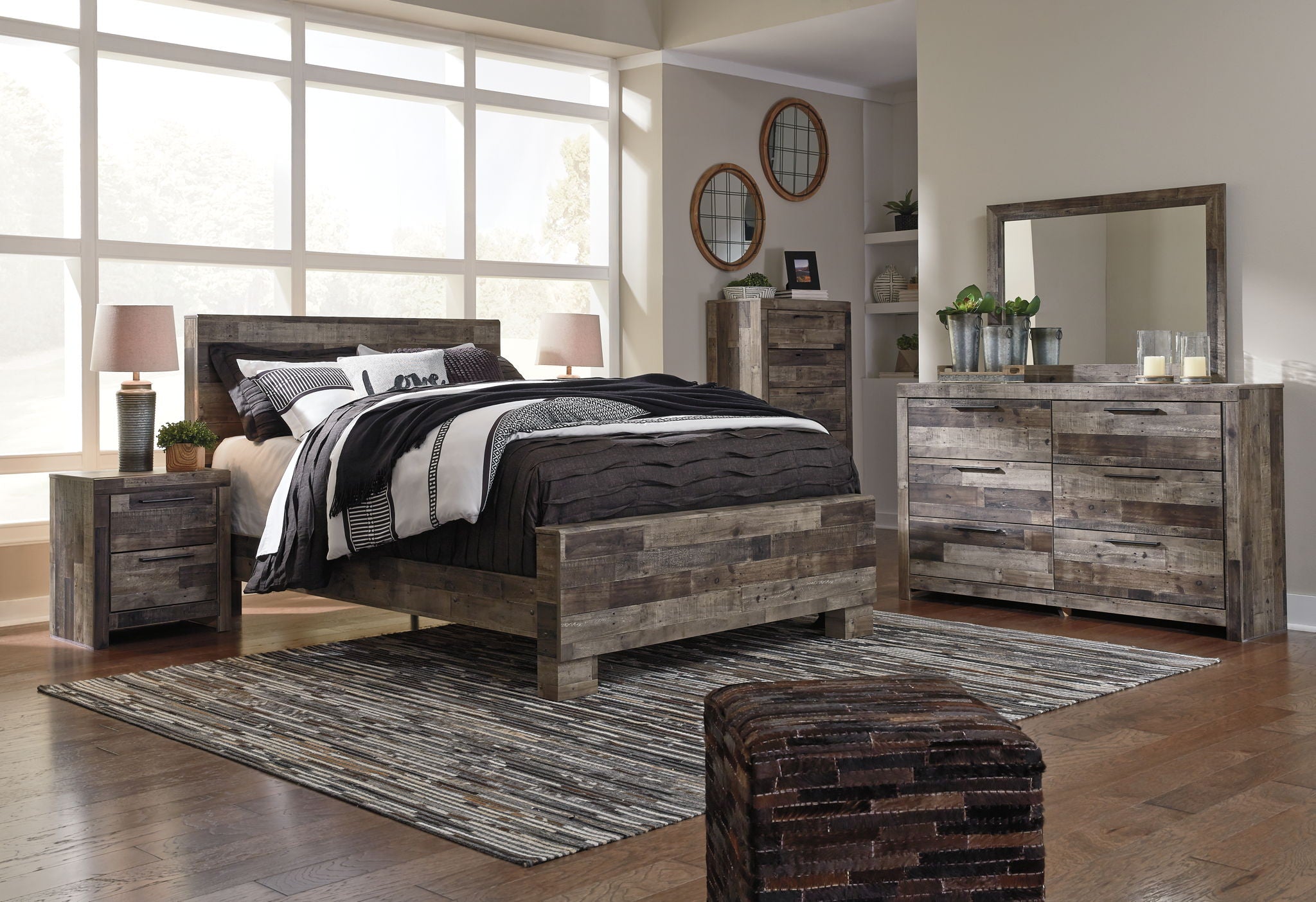Derekson - Panel Bed