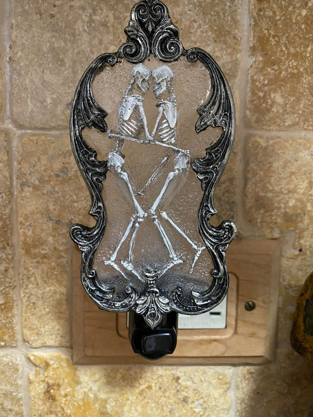 Amor Aeternus, Skeleton Lovers Nightlight, Hand Painted Resin Sculpture| Gothic Night Light |Embracing Skeletons Light for Gothic Home Decor