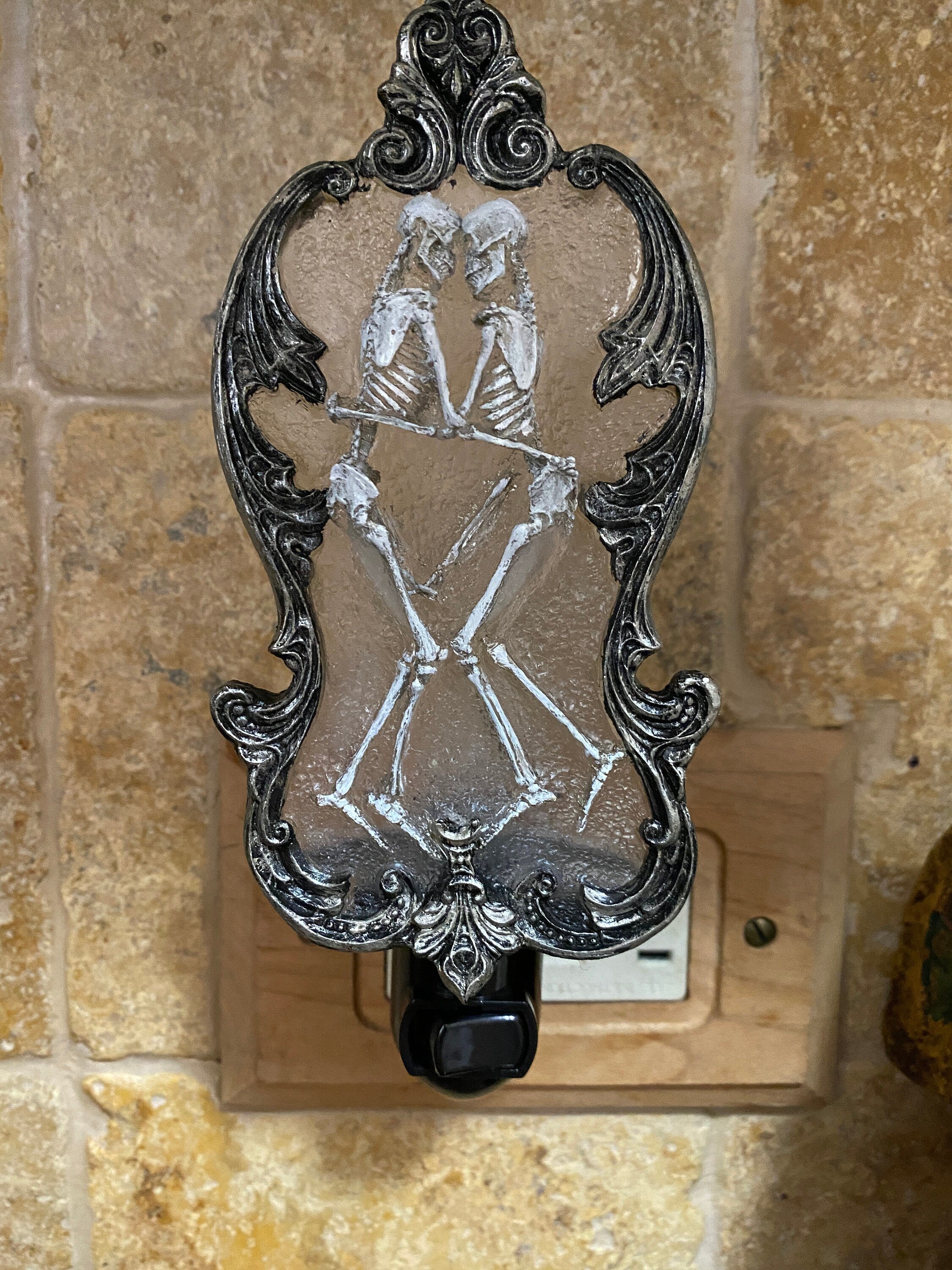Amor Aeternus, Skeleton Lovers Nightlight, Hand Painted Resin Sculpture| Gothic Night Light |Embracing Skeletons Light for Gothic Home Decor