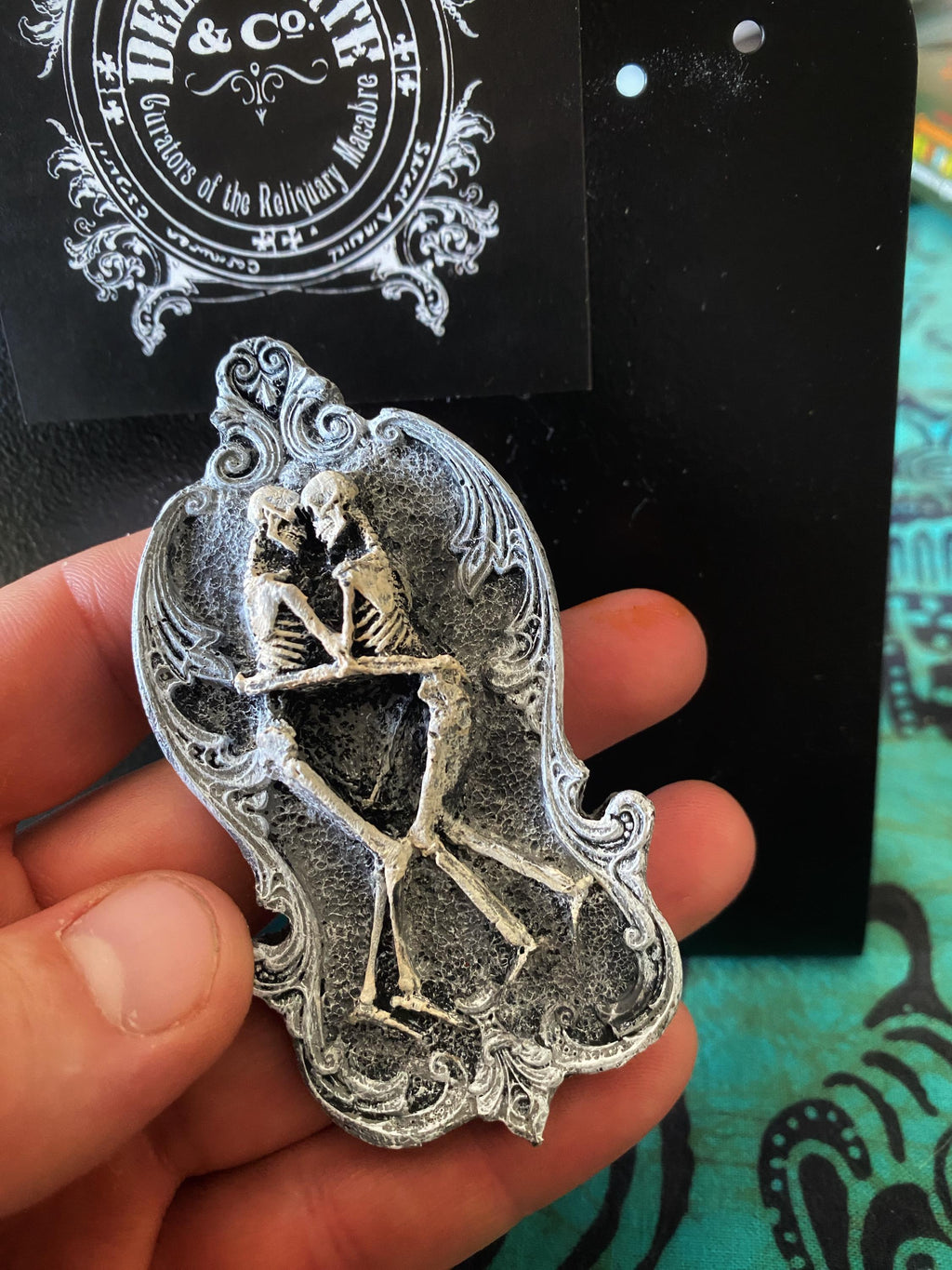 Amor Aeternus Skeleton Lovers Magnet, Hand Painted Resin Sculpture | Gothic Fantasy Decor | Skeletal Embrace Magnet for Gothic Decor
