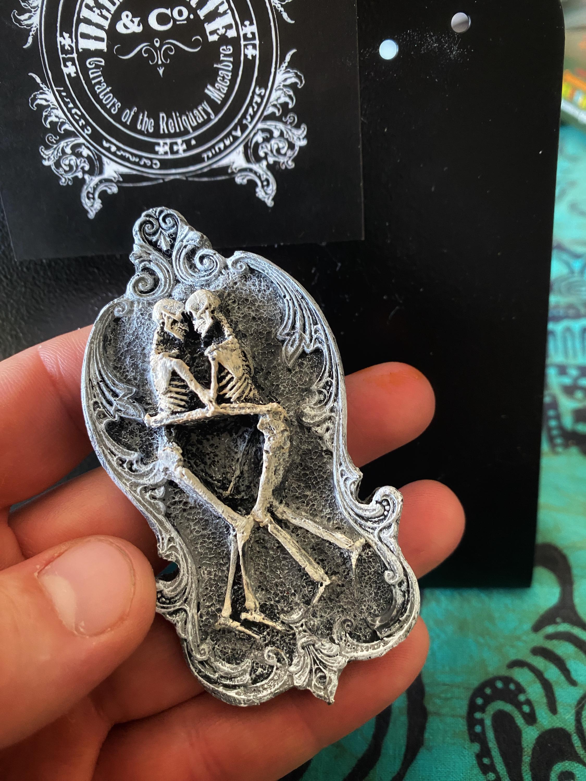 Amor Aeternus Skeleton Lovers Magnet, Hand Painted Resin Sculpture | Gothic Fantasy Decor | Skeletal Embrace Magnet for Gothic Decor