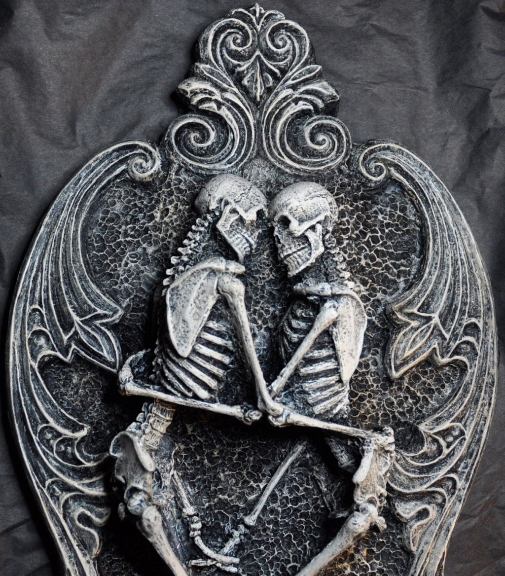 Amor Aeternus, Skeleton Lovers Wall Plaque, Resin Sculpture | Gothic Wall Art| Eternal Love Embracing Skeletons Plaque for Gothic Home Decor