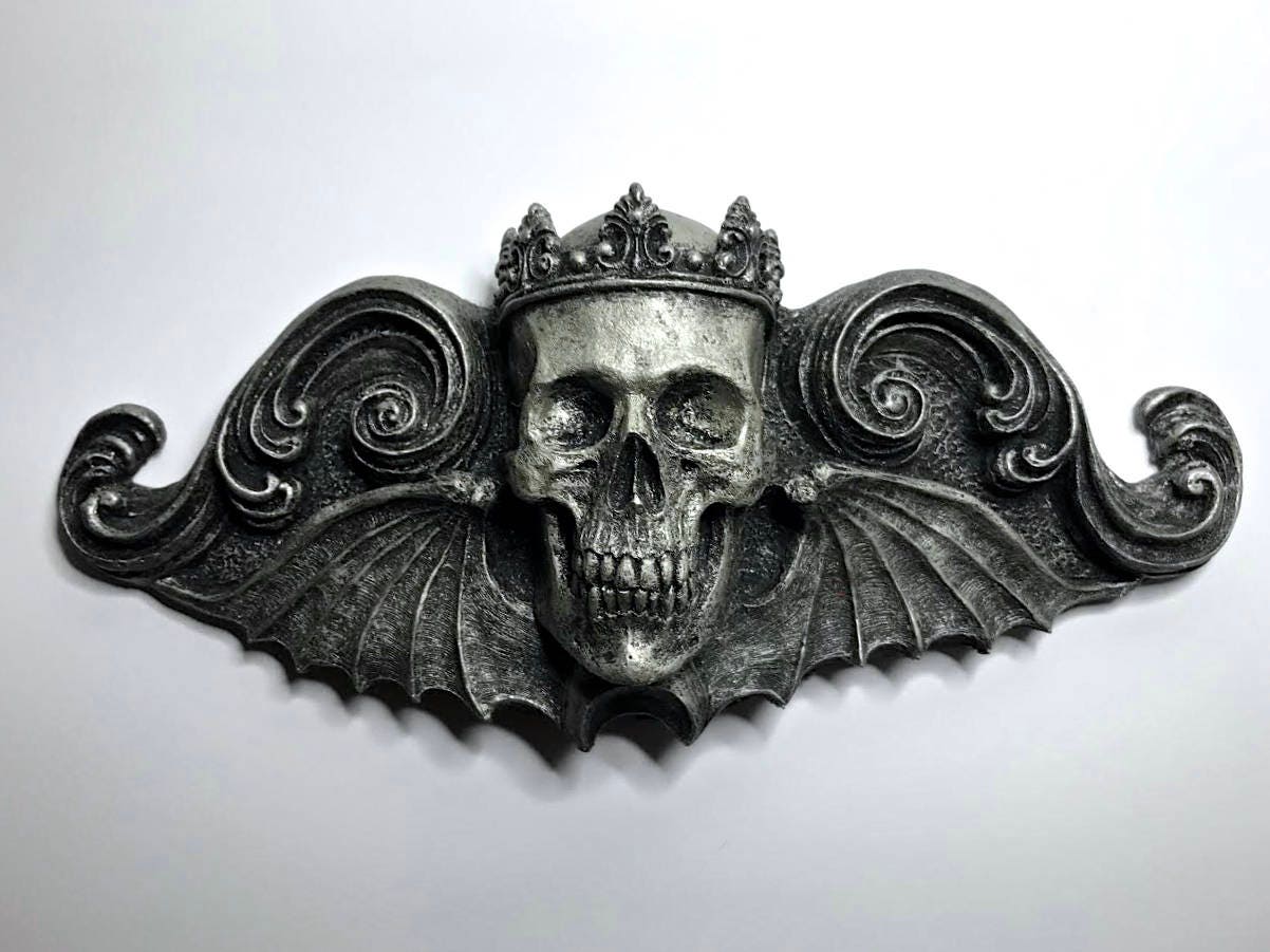 King Moriendi Skull Wall Plaque, Resin | Medieval Gothic Winged Skull Wall Art |  Spooky Crowned Skull Plaque for Gothic Fantasy Home Decor