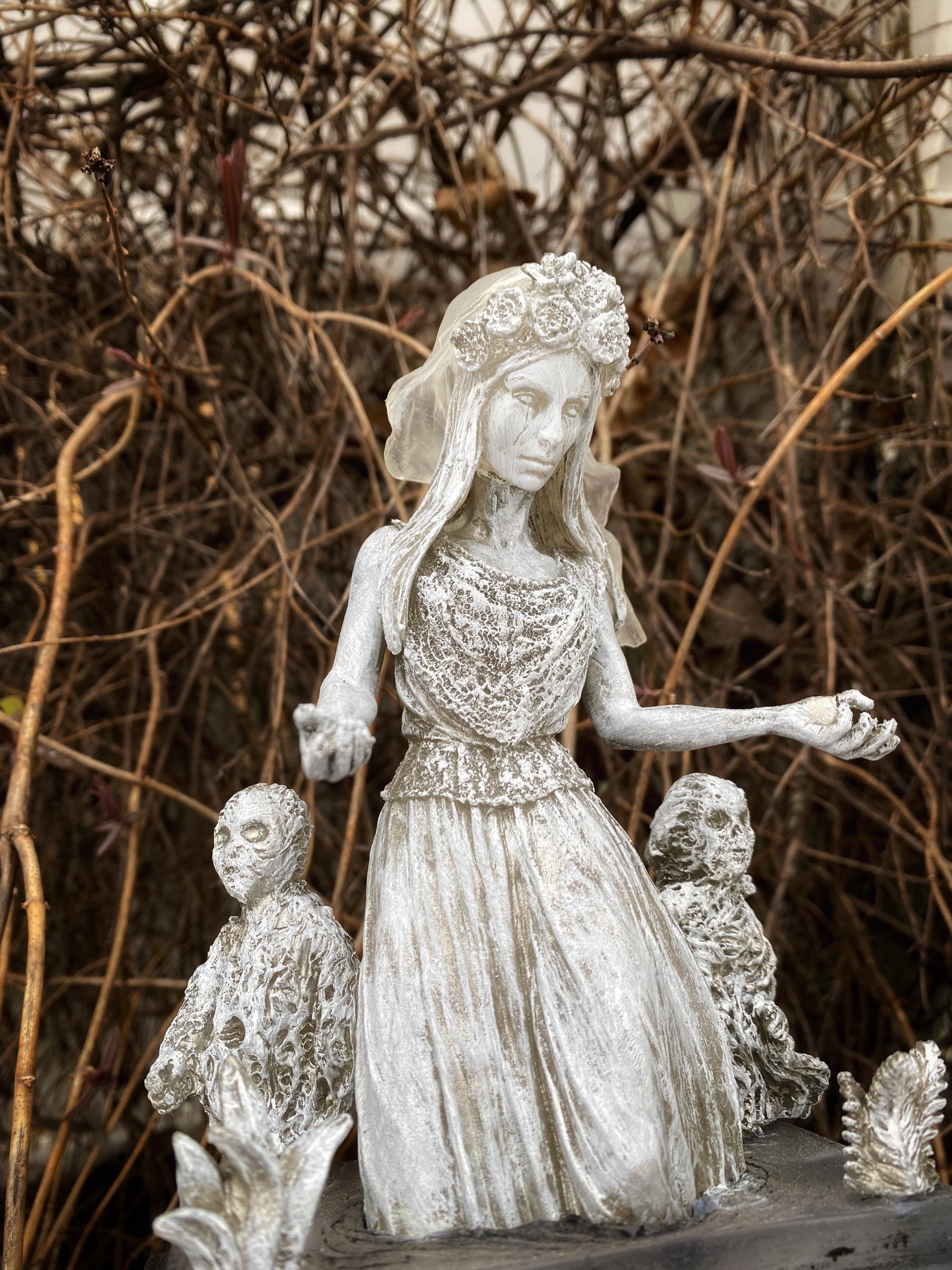 La Llorona, The Weeping Woman Statue, Hand Painted Resin Sculpture | Latin American Folklore Ghost Figurine | Dark Art for Spooky Home Decor