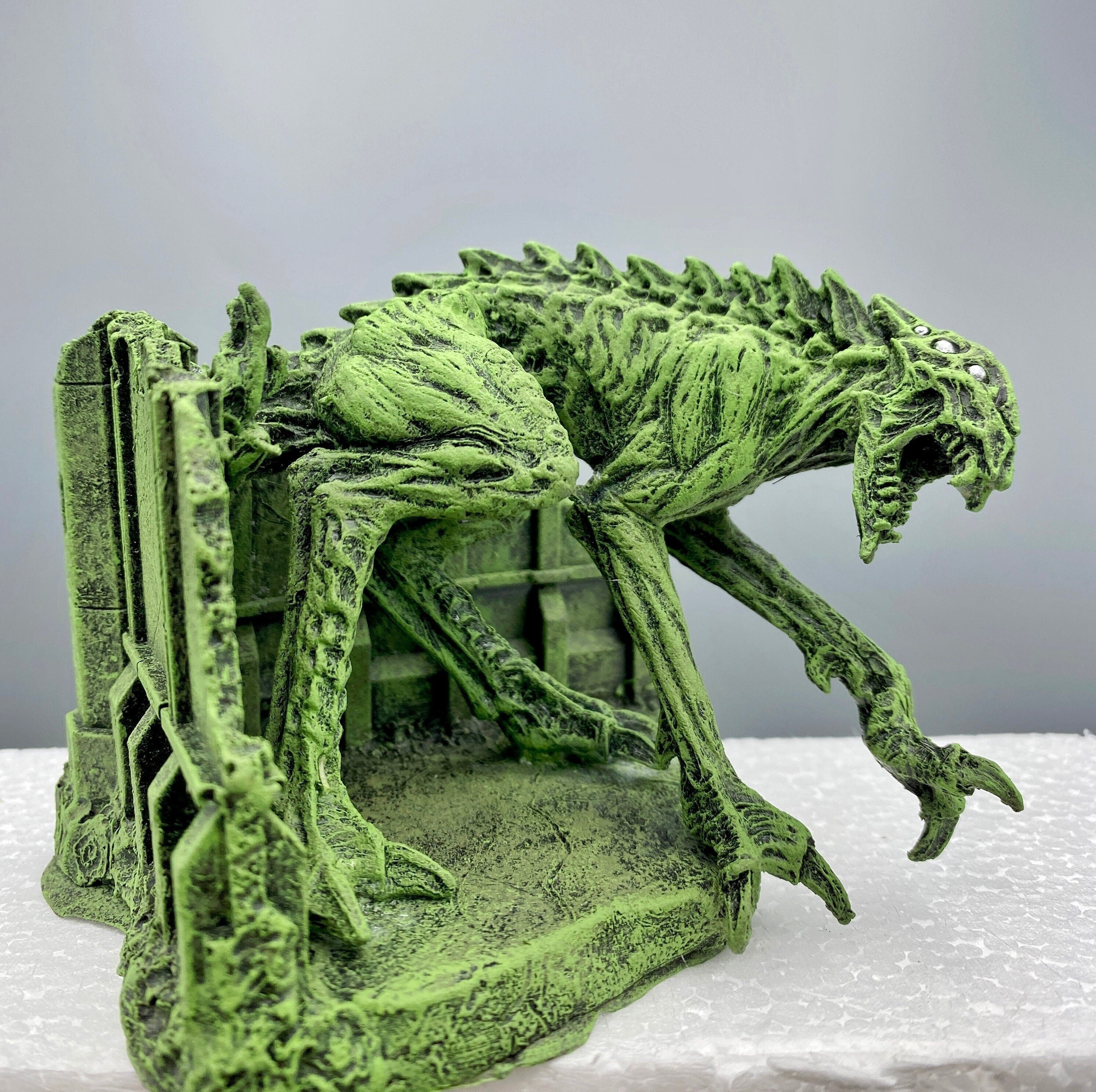 H.P. Lovecraft’s Hound of Tindalos Statue, Hand Painted Sculpture |Cthulhu Mythos Monster Figurine| Lovecraftian Horror Decor and Gamer Gift
