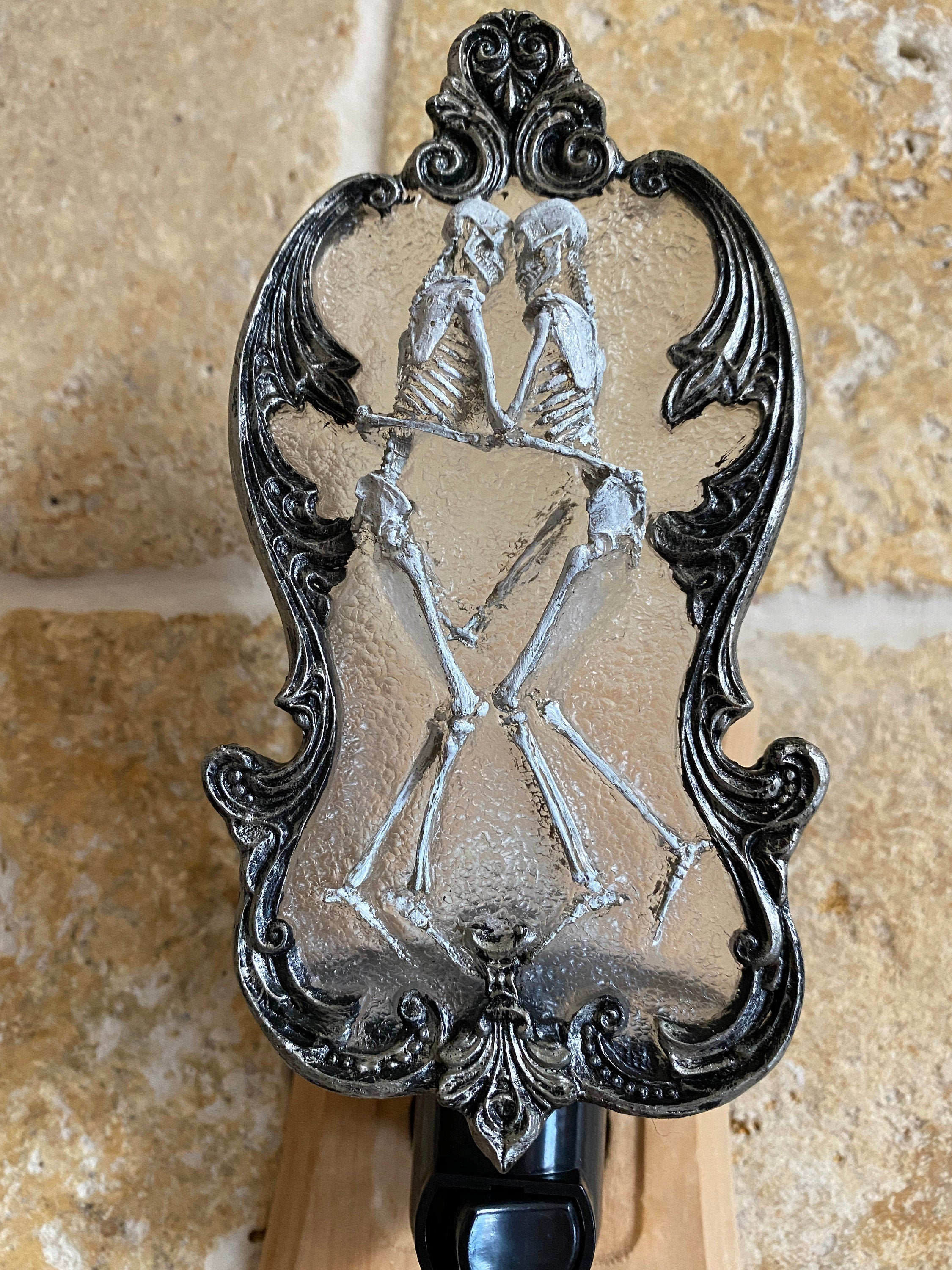 Amor Aeternus, Skeleton Lovers Nightlight, Hand Painted Resin Sculpture| Gothic Night Light |Embracing Skeletons Light for Gothic Home Decor