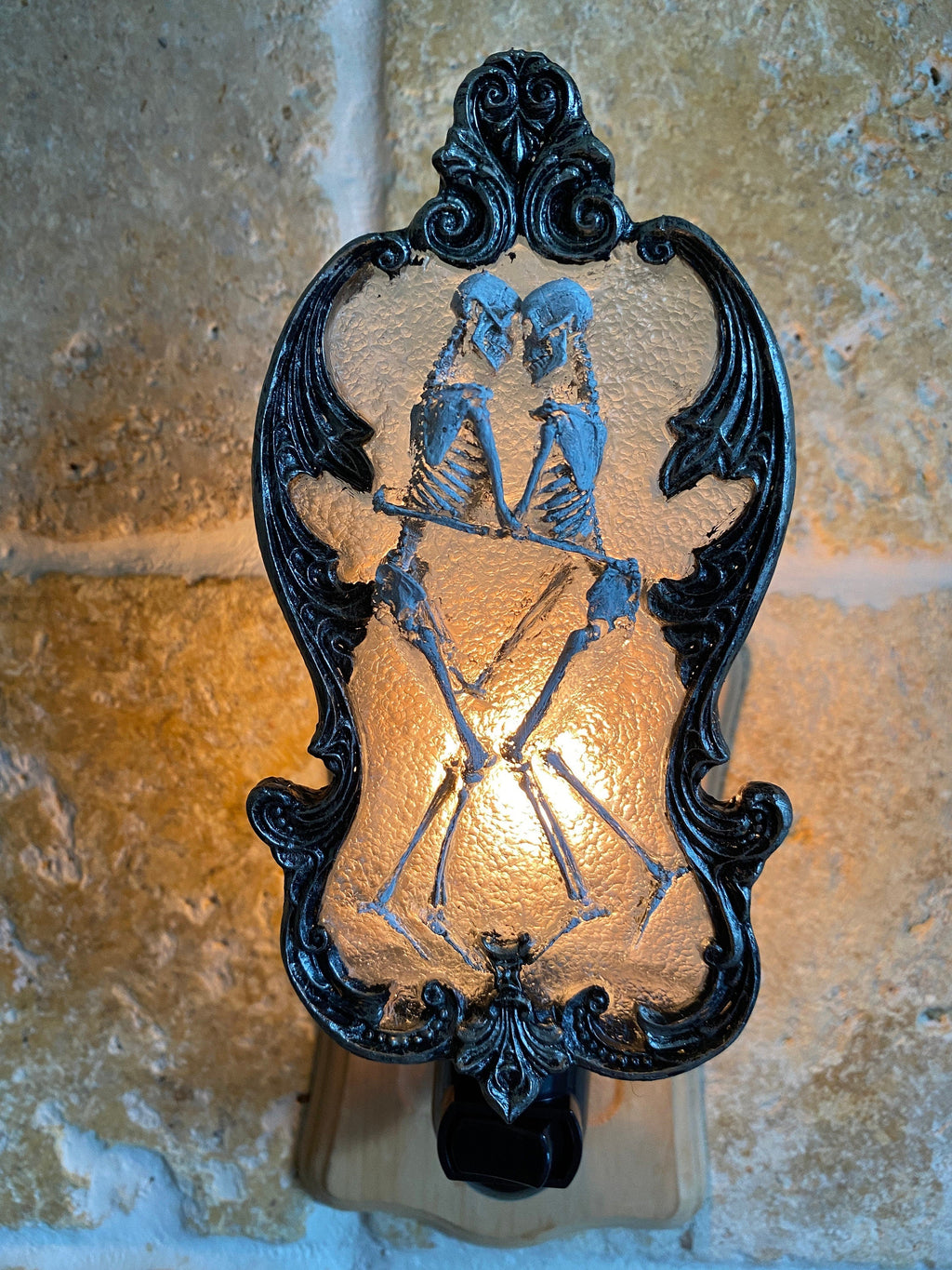 Amor Aeternus, Skeleton Lovers Nightlight, Hand Painted Resin Sculpture| Gothic Night Light |Embracing Skeletons Light for Gothic Home Decor