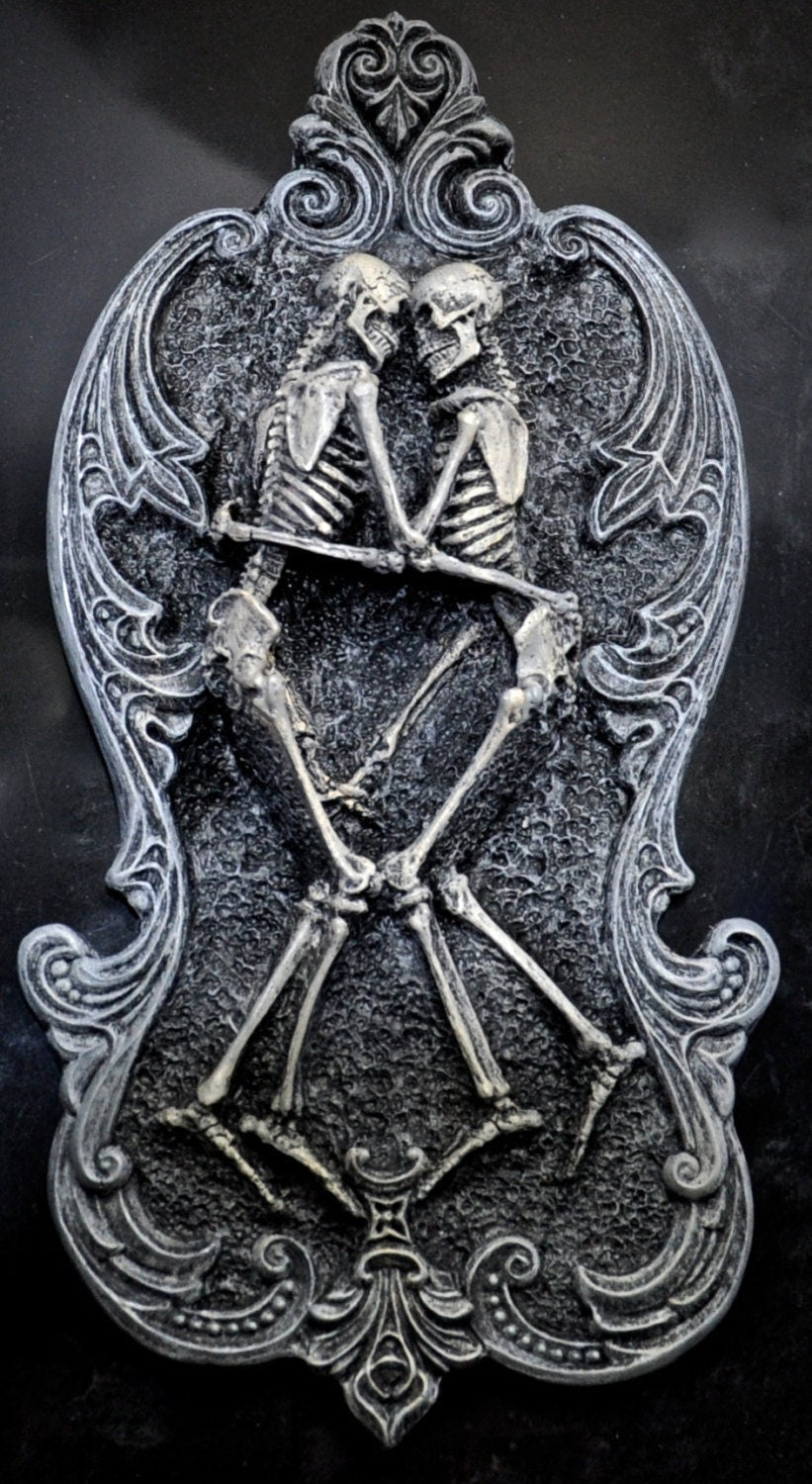 Amor Aeternus, Skeleton Lovers Wall Plaque, Half Scale Resin Sculpture | Gothic Wall Art | Embracing Skeletons Plaque for Gothic Home Decor