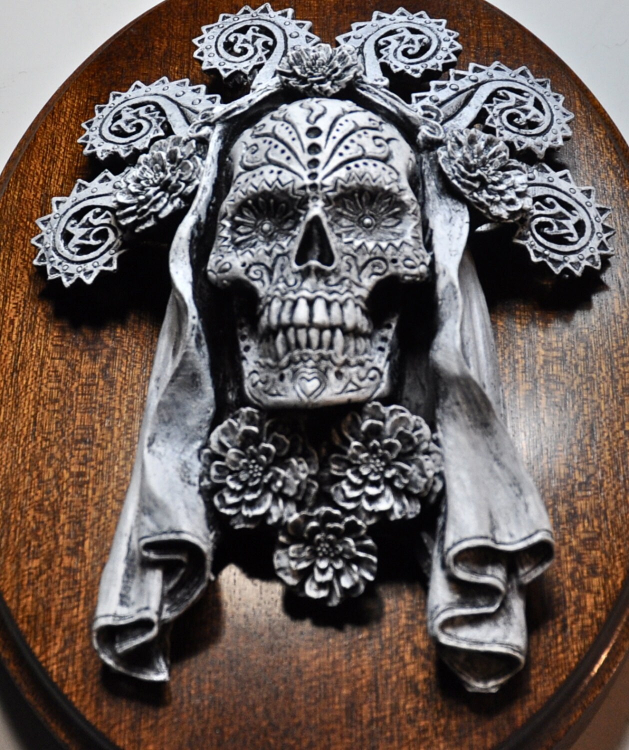 Dia de los Muertos Wall Plaque, Hand Painted Resin | Mexican Gothic Wall Art |  Spooky Day of the Dead Skull Plaque for Gothic Home Decor