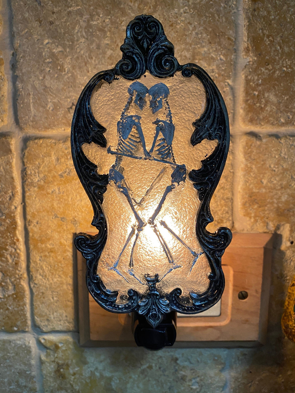 Amor Aeternus, Skeleton Lovers Nightlight, Hand Painted Resin Sculpture| Gothic Night Light |Embracing Skeletons Light for Gothic Home Decor