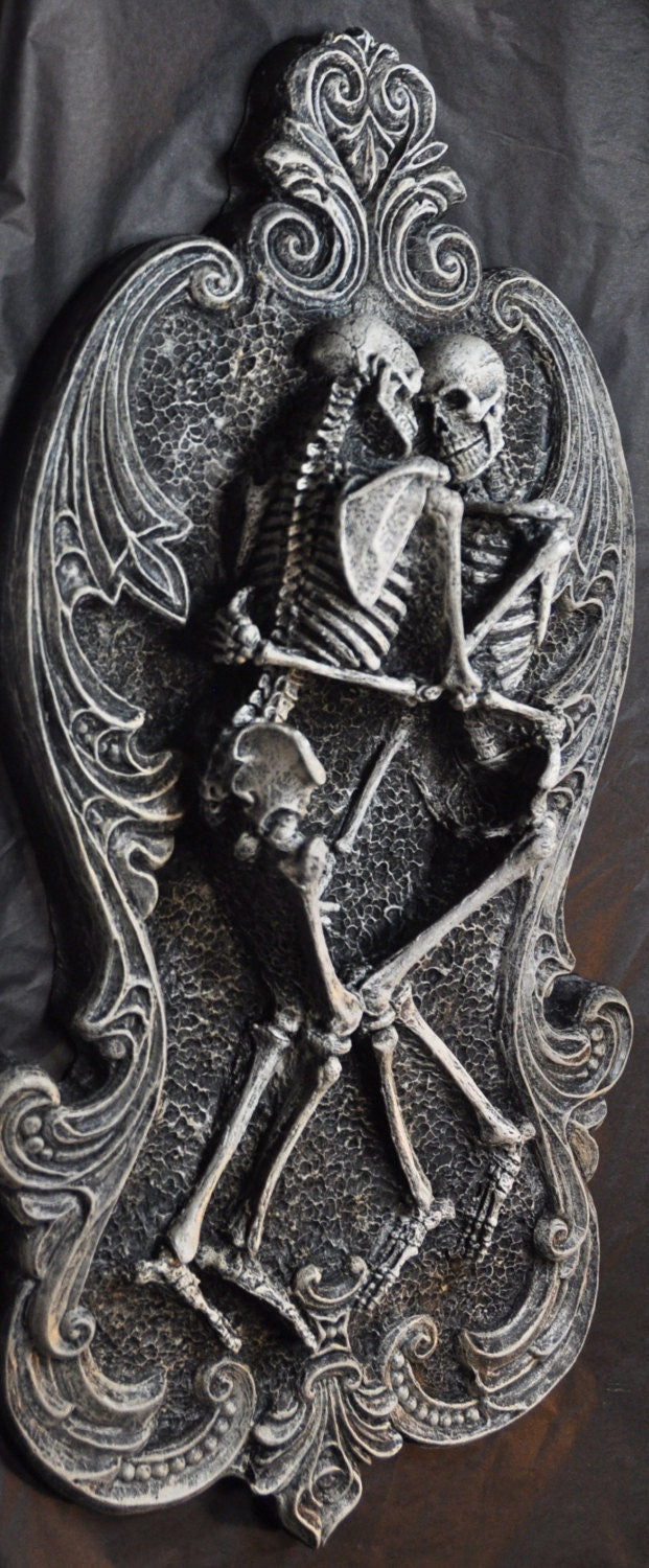Amor Aeternus, Skeleton Lovers Wall Plaque, Resin Sculpture | Gothic Wall Art| Eternal Love Embracing Skeletons Plaque for Gothic Home Decor
