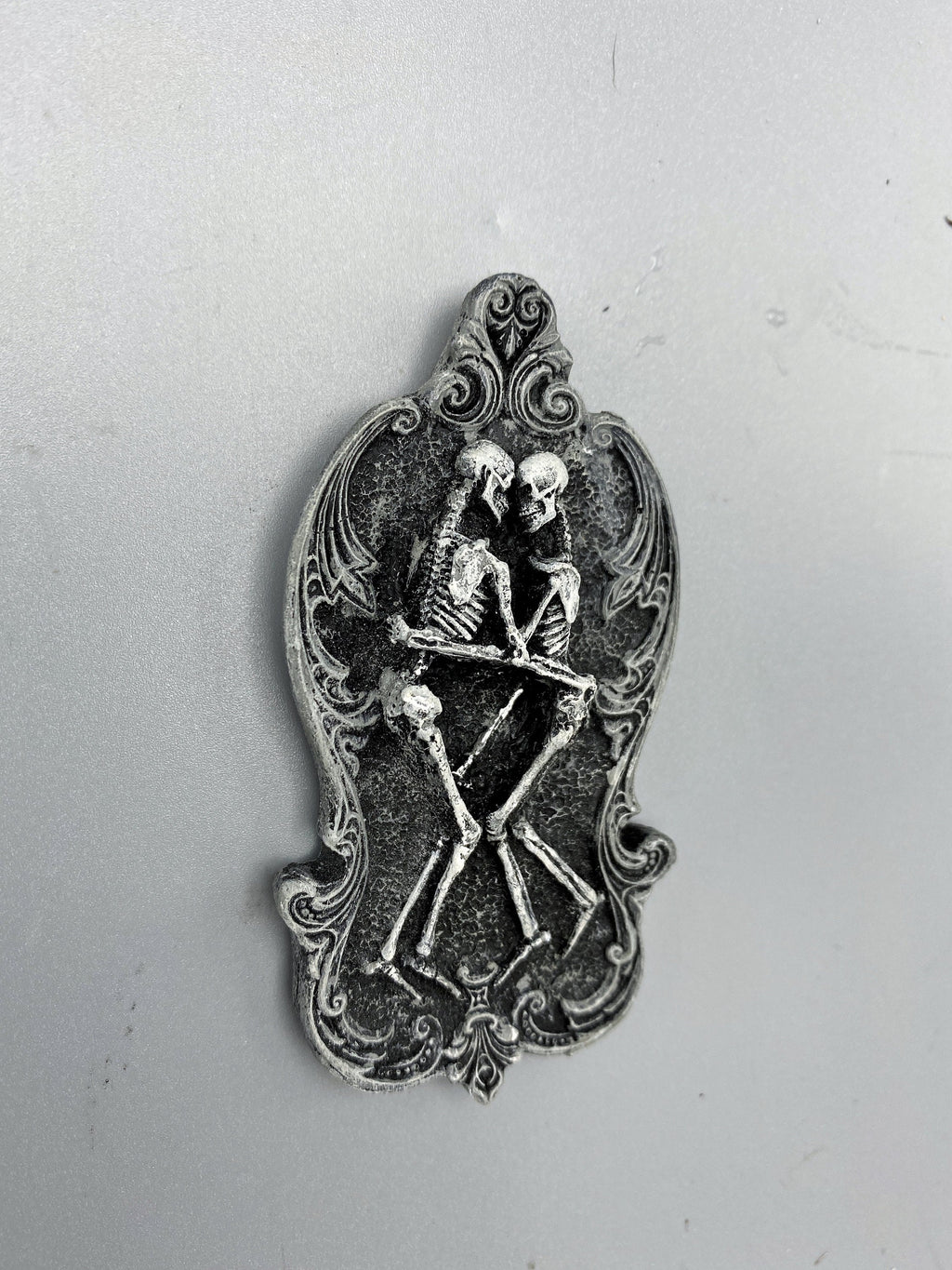 Amor Aeternus Skeleton Lovers Magnet, Hand Painted Resin Sculpture | Gothic Fantasy Decor | Skeletal Embrace Magnet for Gothic Decor