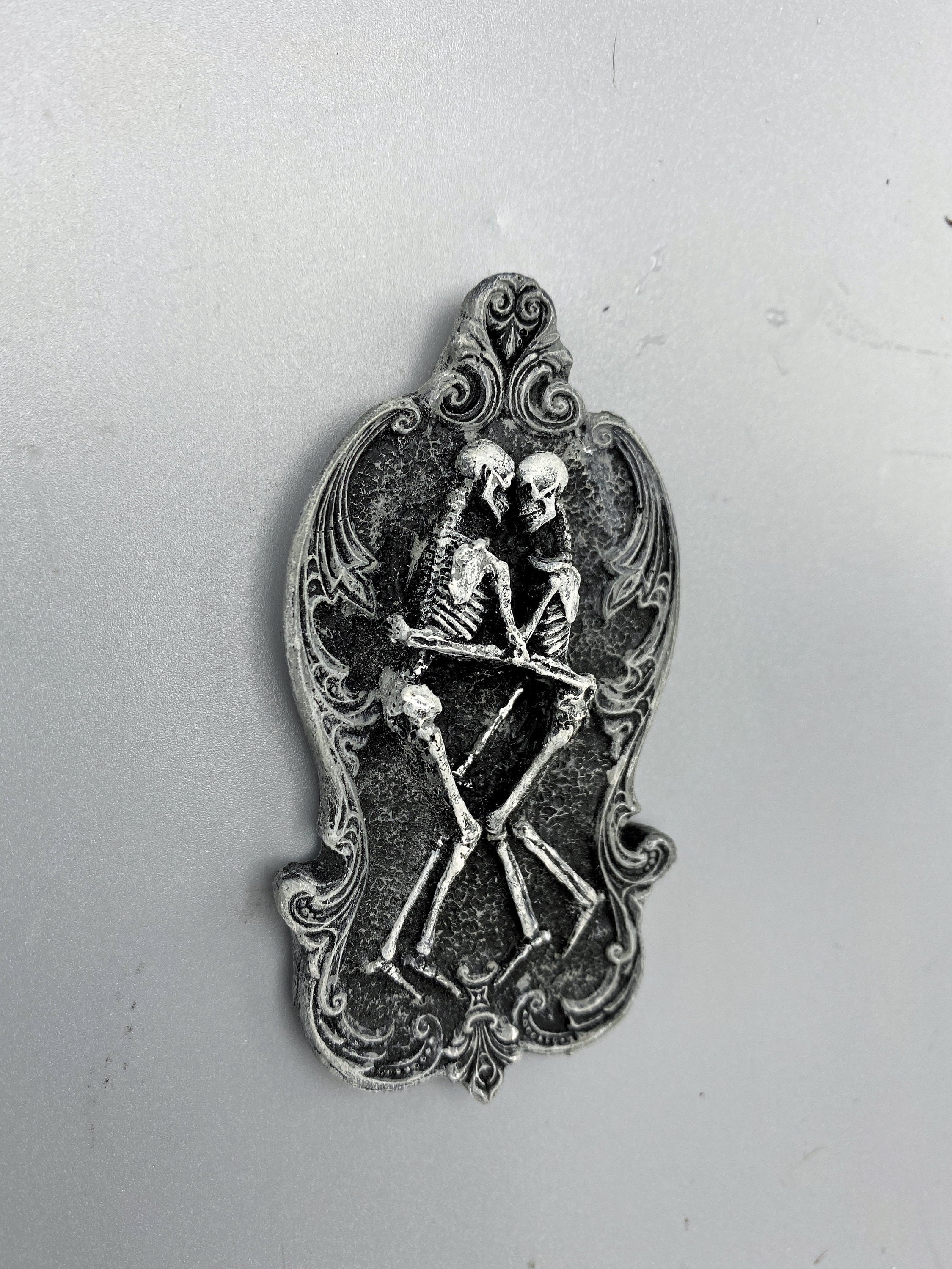 Amor Aeternus Skeleton Lovers Magnet, Hand Painted Resin Sculpture | Gothic Fantasy Decor | Skeletal Embrace Magnet for Gothic Decor