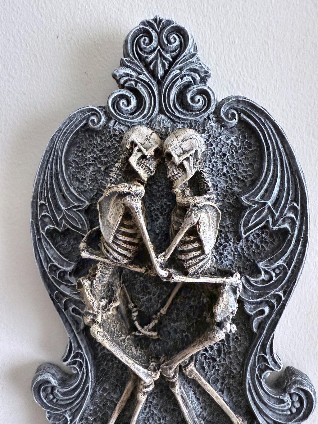Amor Aeternus, Skeleton Lovers Wall Plaque, Resin Sculpture | Gothic Wall Art| Eternal Love Embracing Skeletons Plaque for Gothic Home Decor