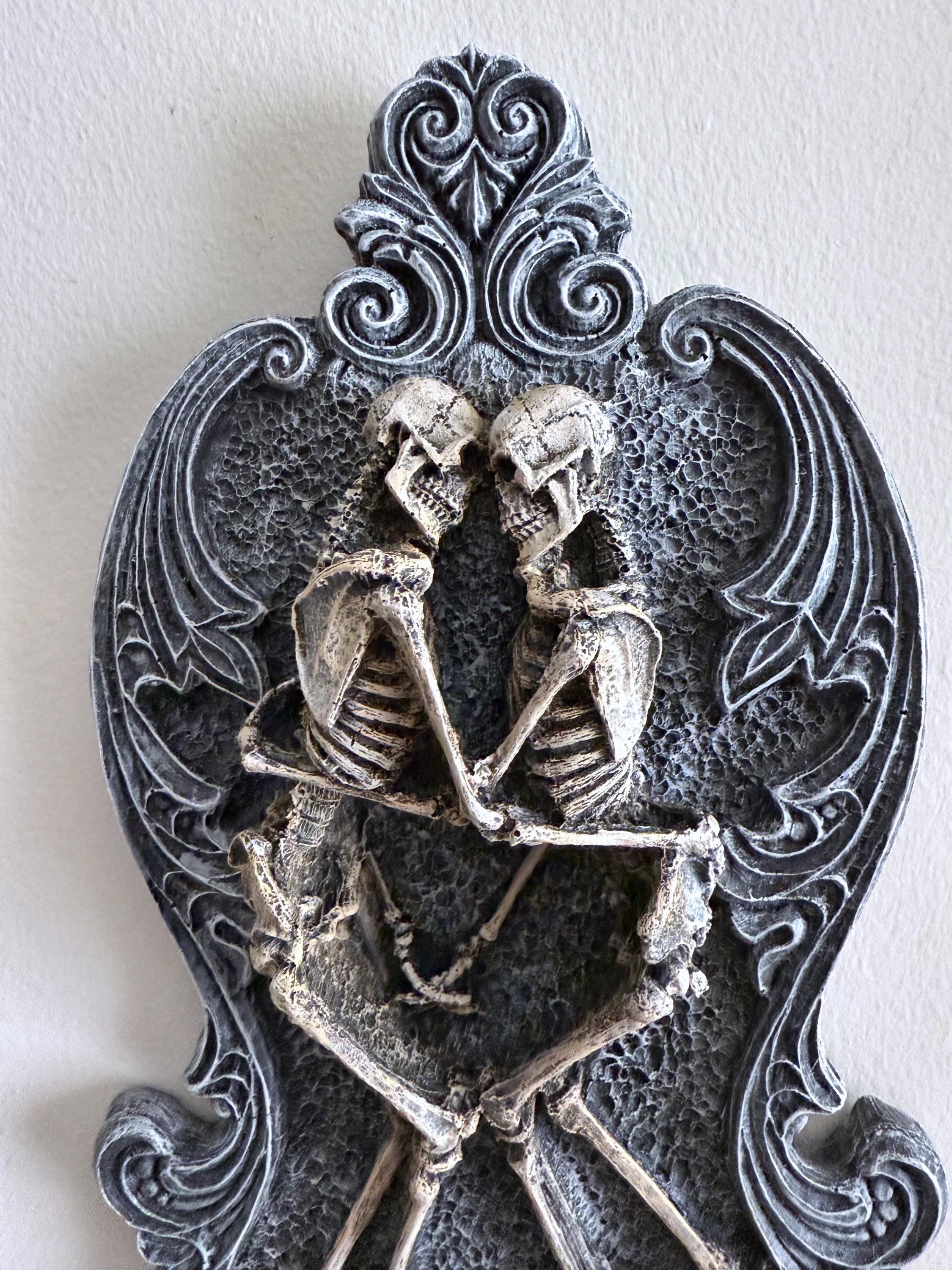 Amor Aeternus, Skeleton Lovers Wall Plaque, Resin Sculpture | Gothic Wall Art| Eternal Love Embracing Skeletons Plaque for Gothic Home Decor