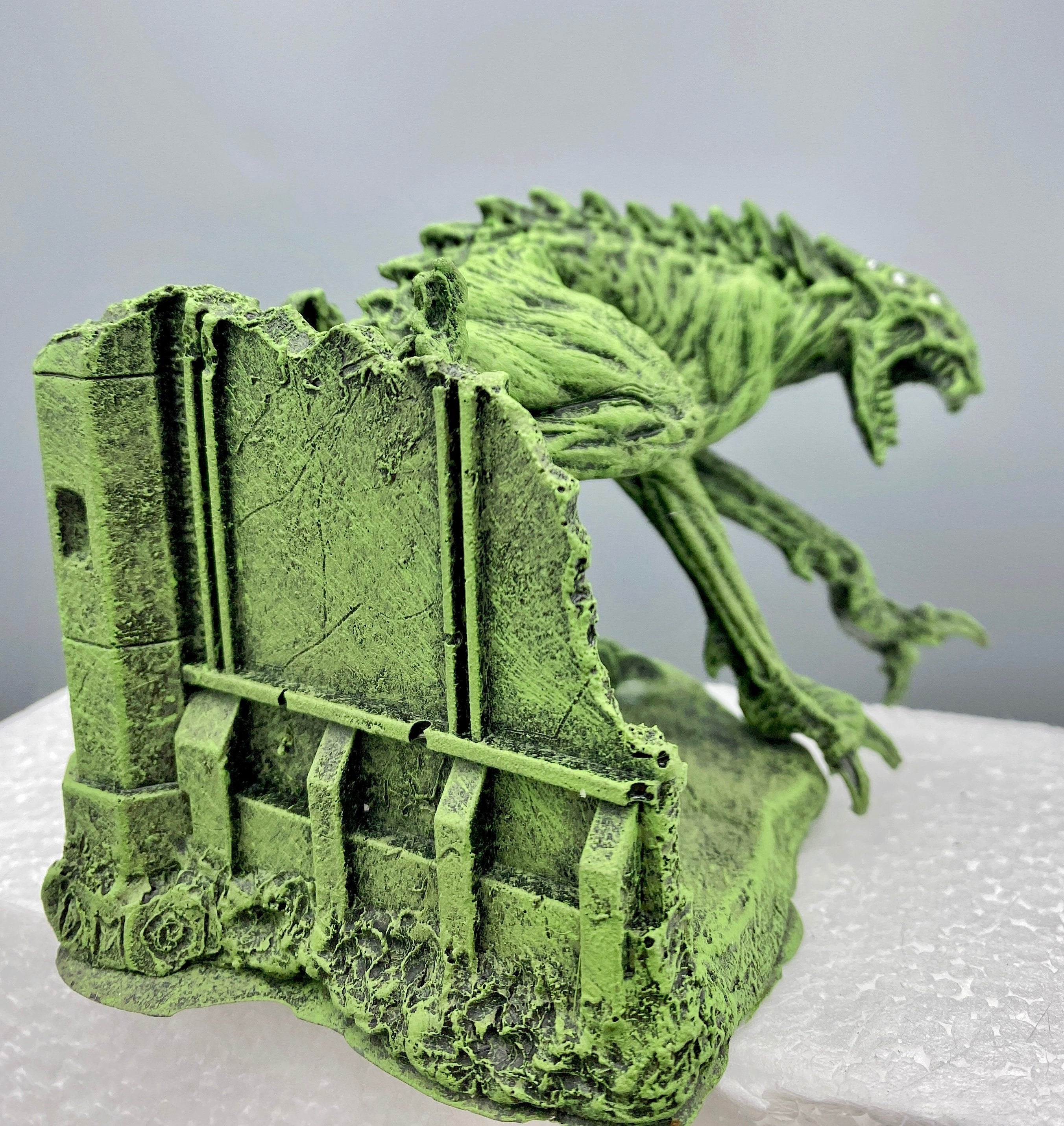 H.P. Lovecraft’s Hound of Tindalos Statue, Hand Painted Sculpture |Cthulhu Mythos Monster Figurine| Lovecraftian Horror Decor and Gamer Gift