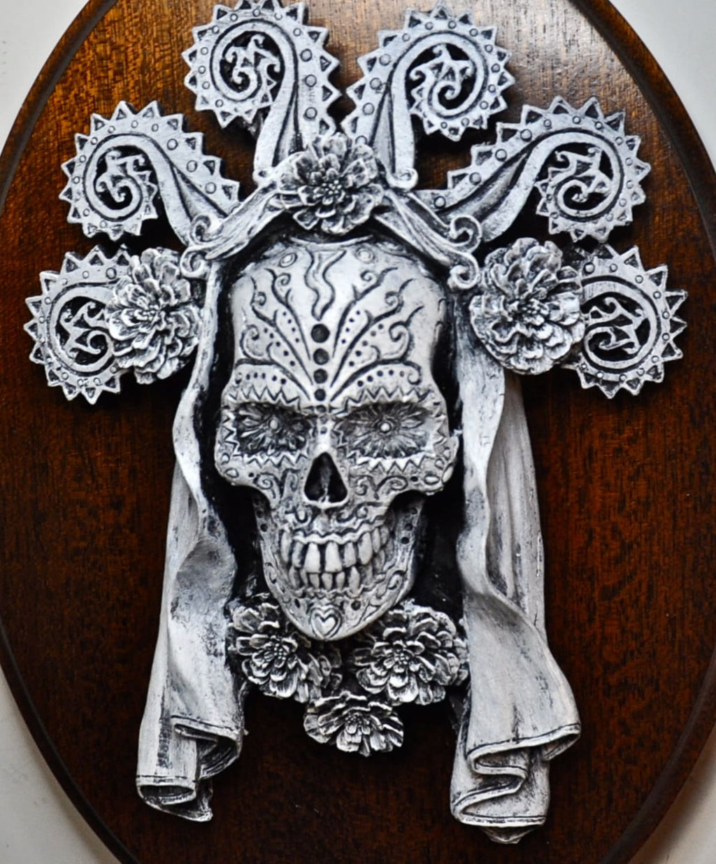 Dia de los Muertos Wall Plaque, Hand Painted Resin | Mexican Gothic Wall Art |  Spooky Day of the Dead Skull Plaque for Gothic Home Decor