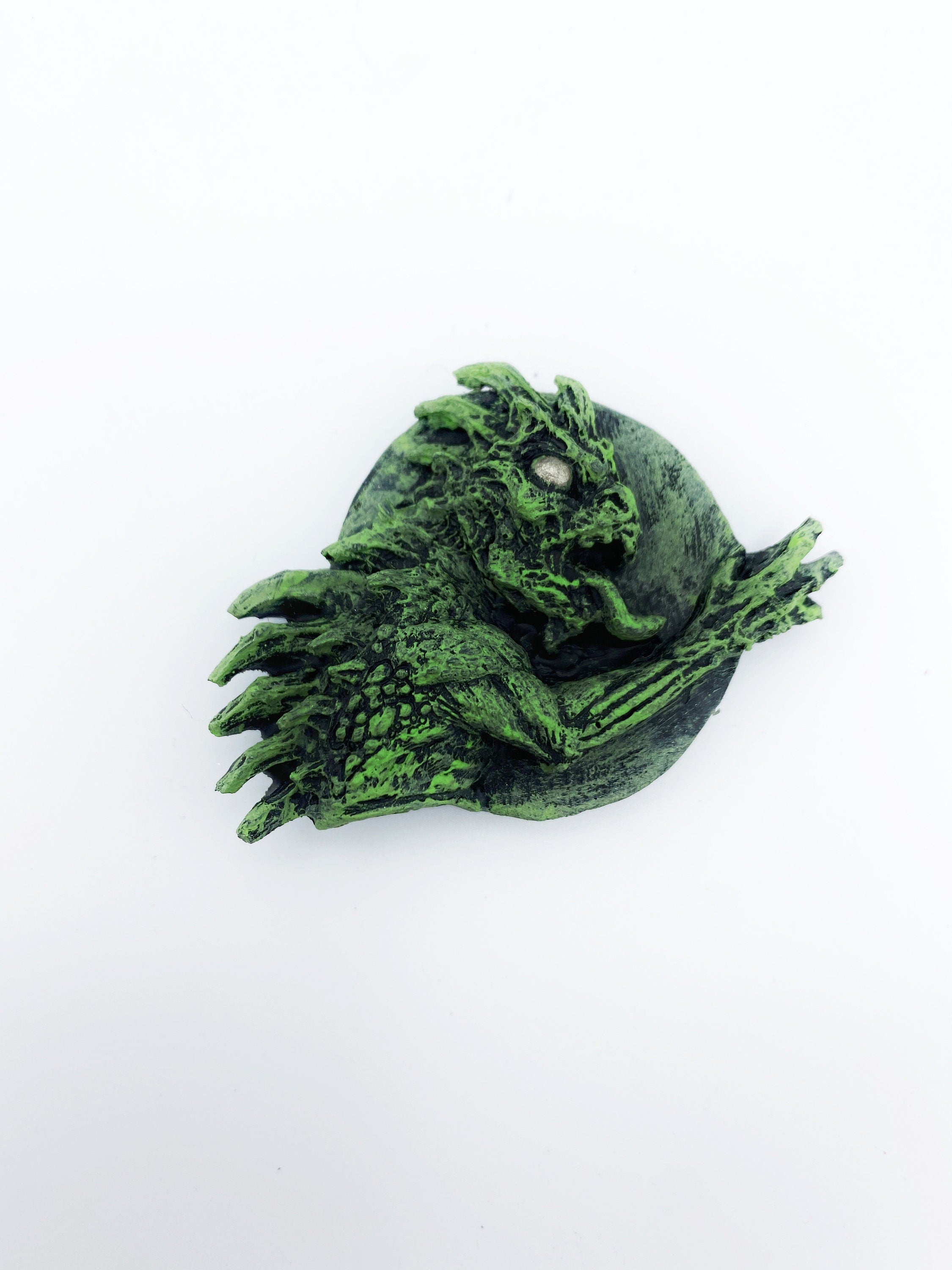 Chupacabra Magnet, Hand Painted Resin Sculpture | Cryptid Fantasy Decor | Urban Legend Chupacabra Magnet for Horror and Gothic Decor
