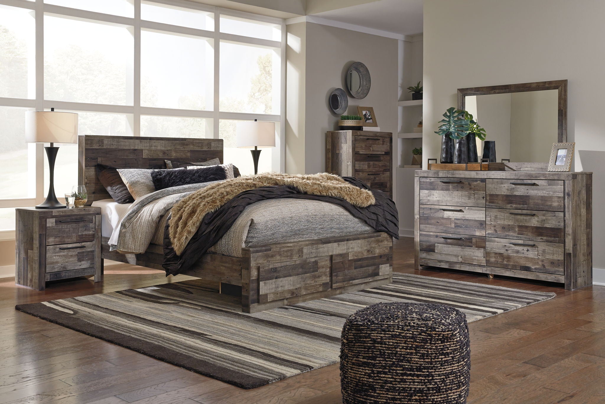 Derekson - Panel Bed