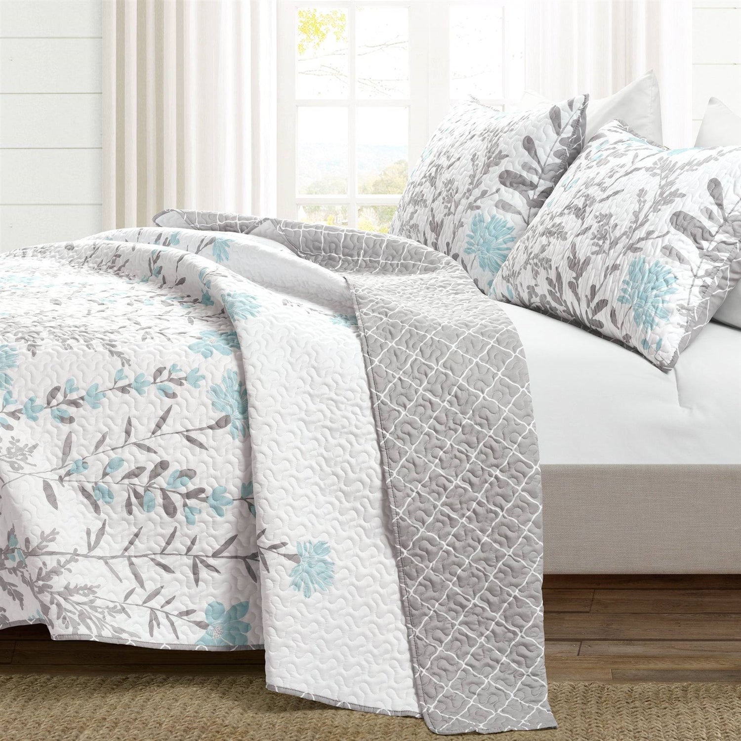 King Size Blue Grey Floral Lightweight Thin Polyester Fabric 3-Piece Quilt Set