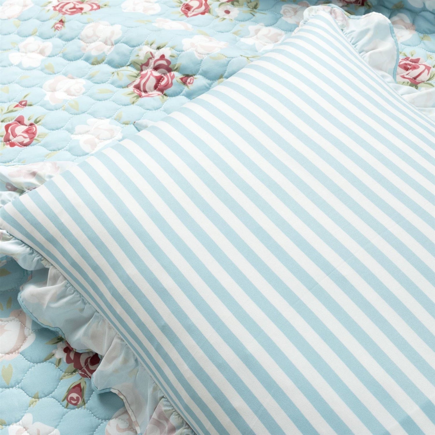 Full/Queen size Vintage Rose Ruffle Edge Light Quilt Set in Blue White and Pink