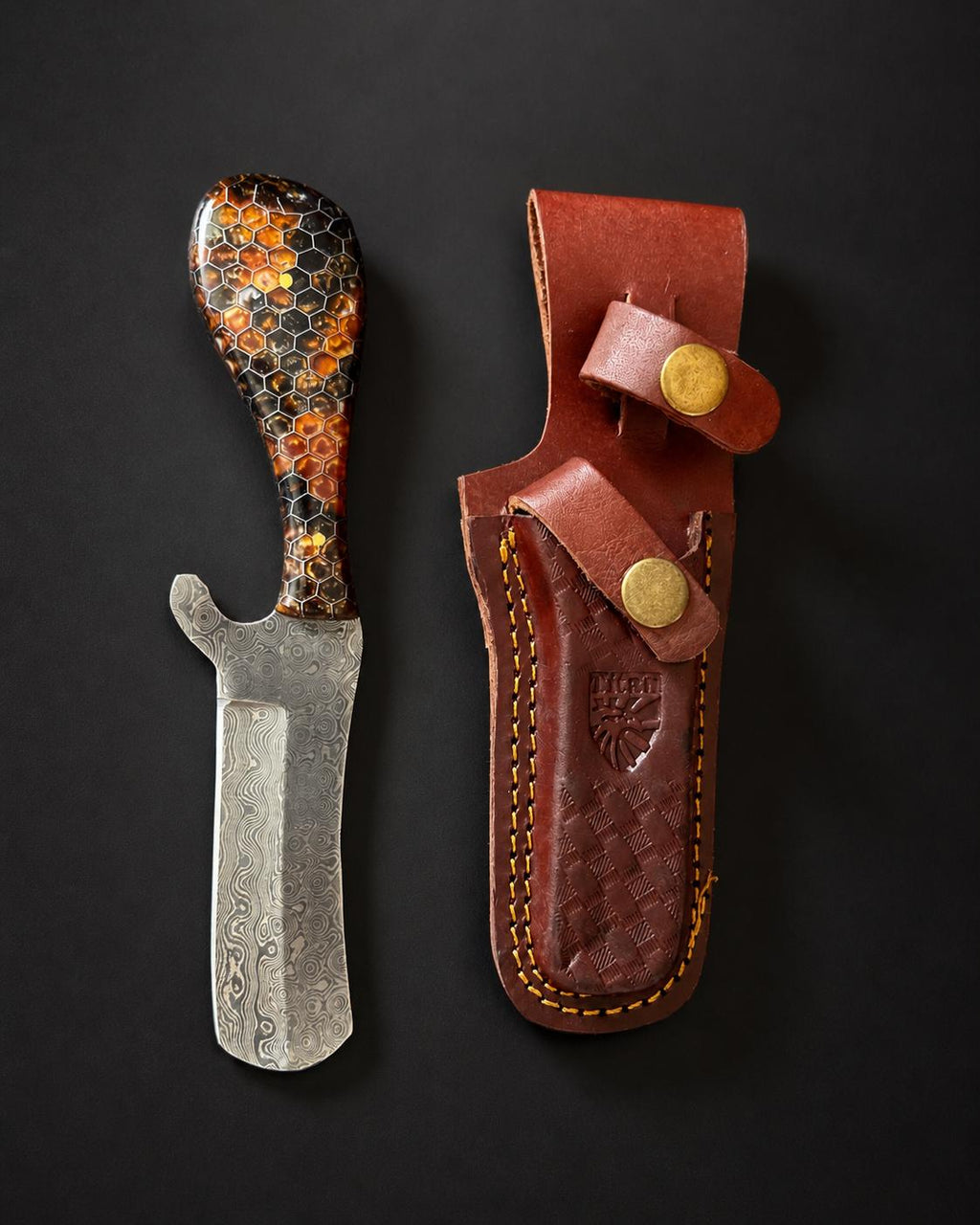 Titan Fossil "Amber Hive" Damascus Bull Cowboy Cutter | Honeycomb Resin Handle | Hand-Tooled Leather Sheath TK-513