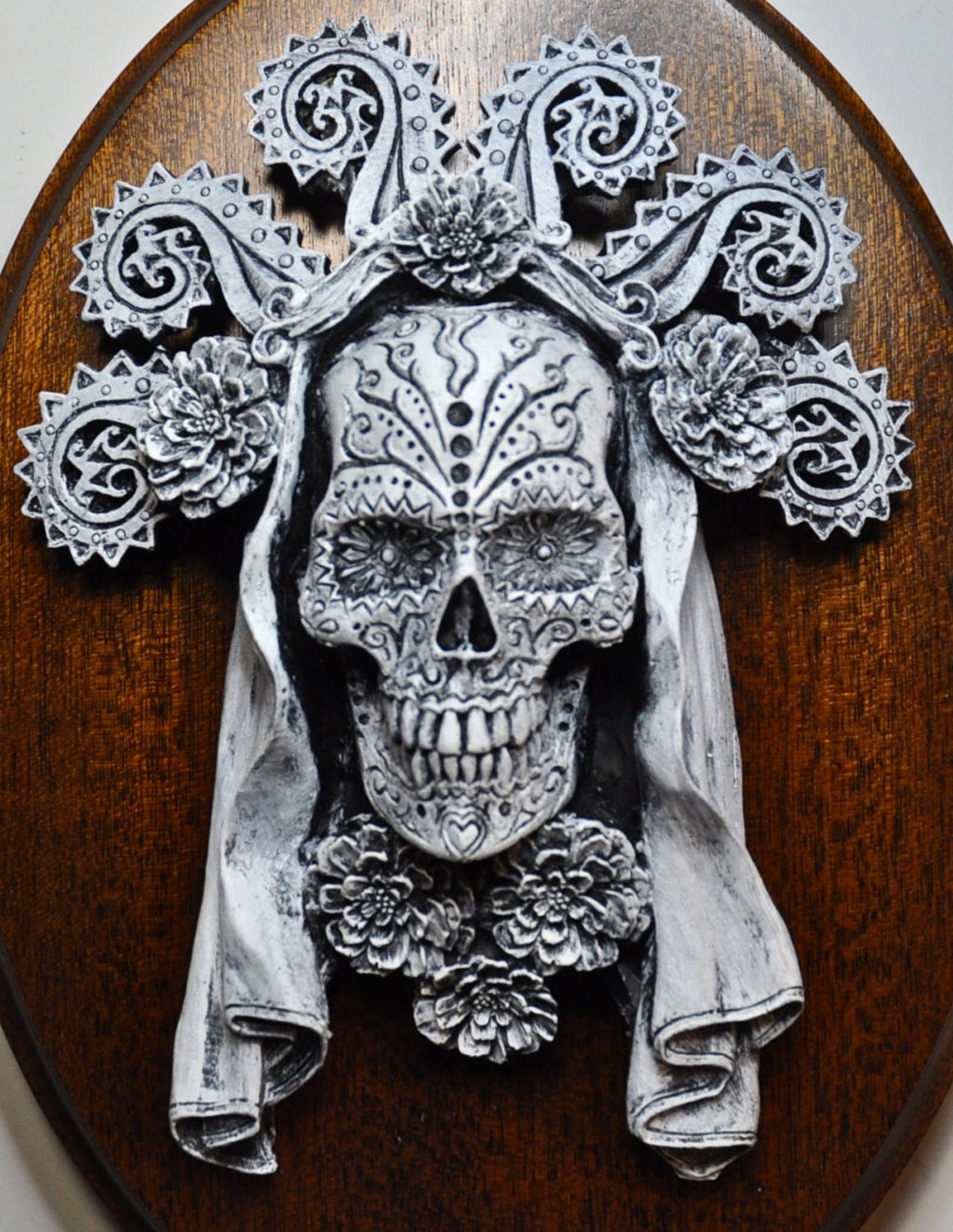 Dia de los Muertos Wall Plaque, Hand Painted Resin | Mexican Gothic Wall Art |  Spooky Day of the Dead Skull Plaque for Gothic Home Decor