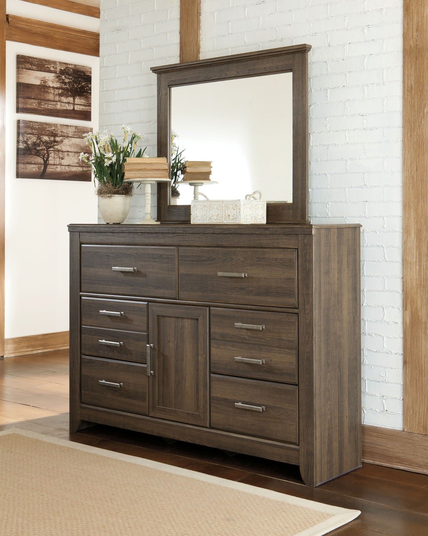 Juararo - Dresser