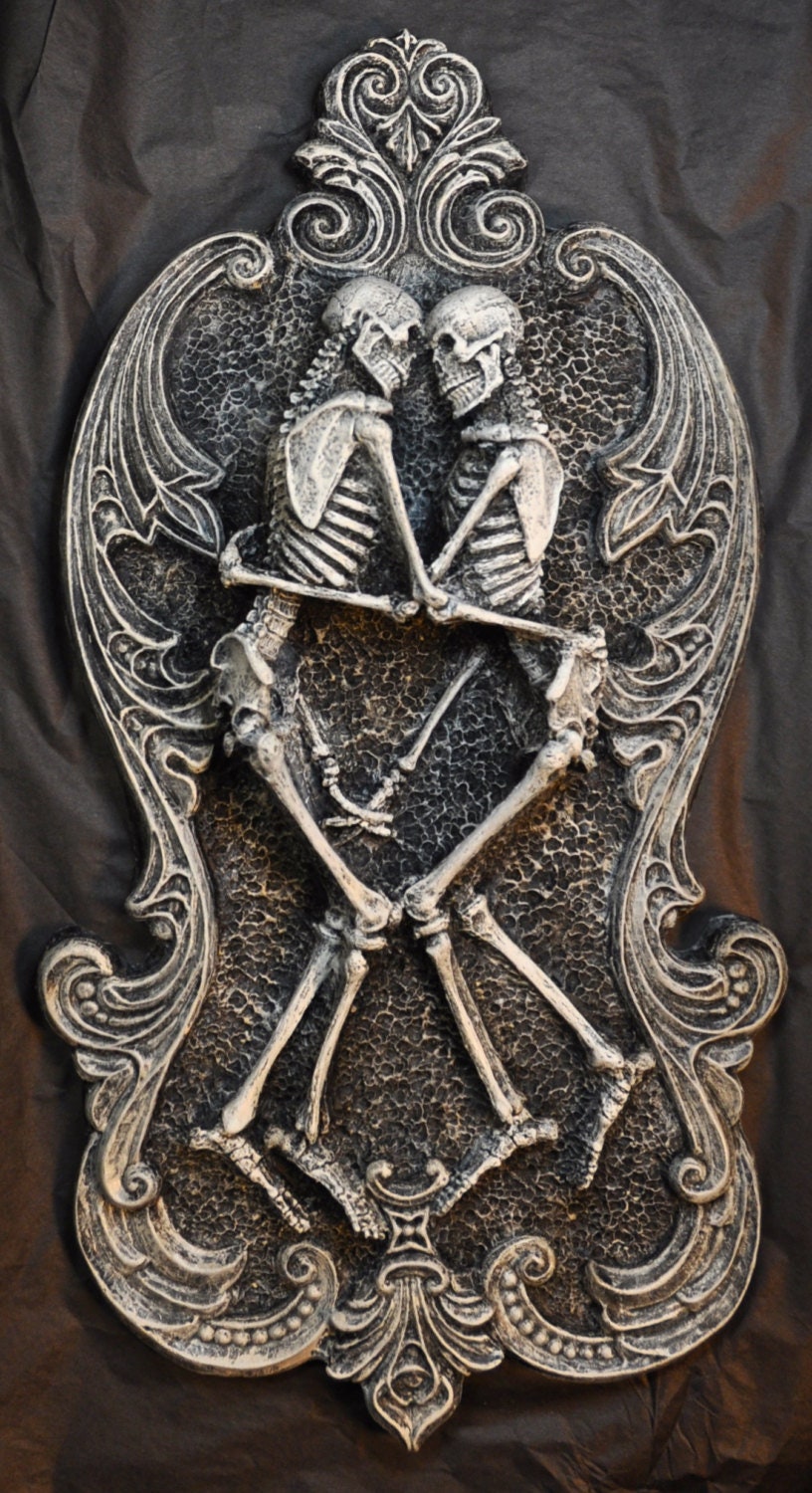 Amor Aeternus, Skeleton Lovers Wall Plaque, Resin Sculpture | Gothic Wall Art| Eternal Love Embracing Skeletons Plaque for Gothic Home Decor