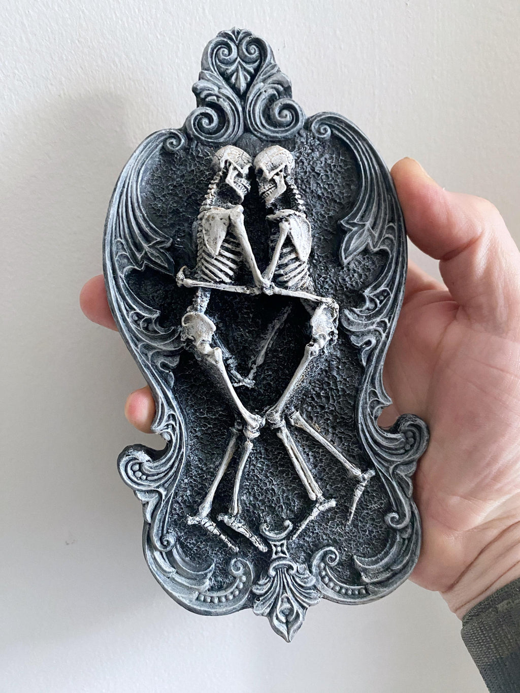 Amor Aeternus, Skeleton Lovers Wall Plaque, Half Scale Resin Sculpture | Gothic Wall Art | Embracing Skeletons Plaque for Gothic Home Decor