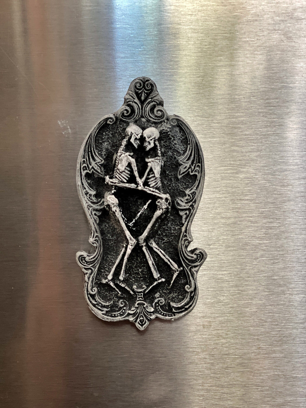 Amor Aeternus Skeleton Lovers Magnet, Hand Painted Resin Sculpture | Gothic Fantasy Decor | Skeletal Embrace Magnet for Gothic Decor