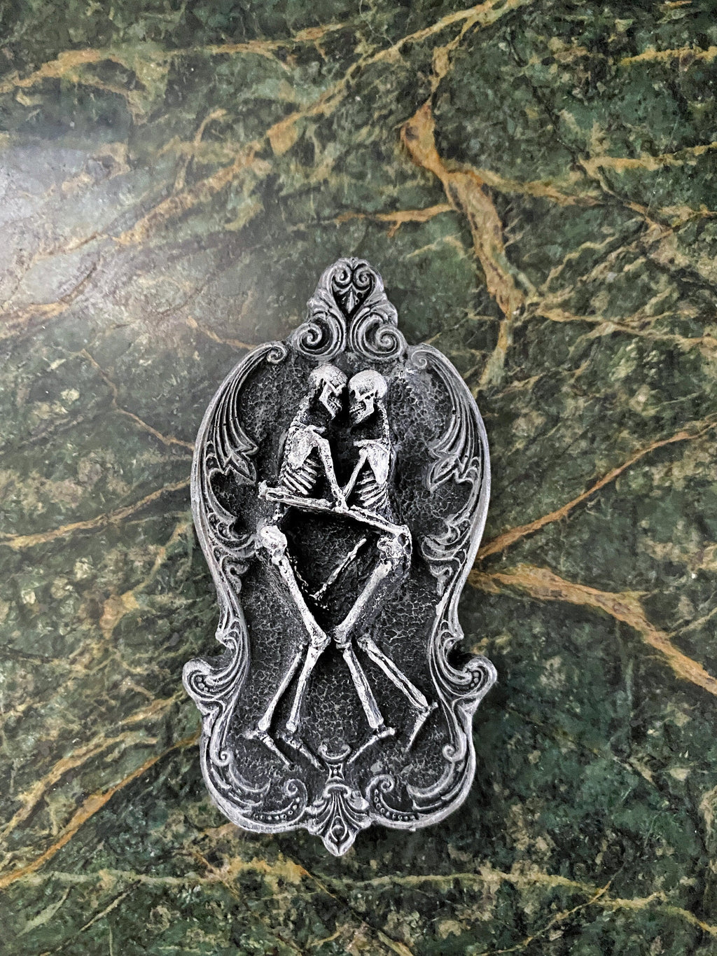 Amor Aeternus Skeleton Lovers Magnet, Hand Painted Resin Sculpture | Gothic Fantasy Decor | Skeletal Embrace Magnet for Gothic Decor