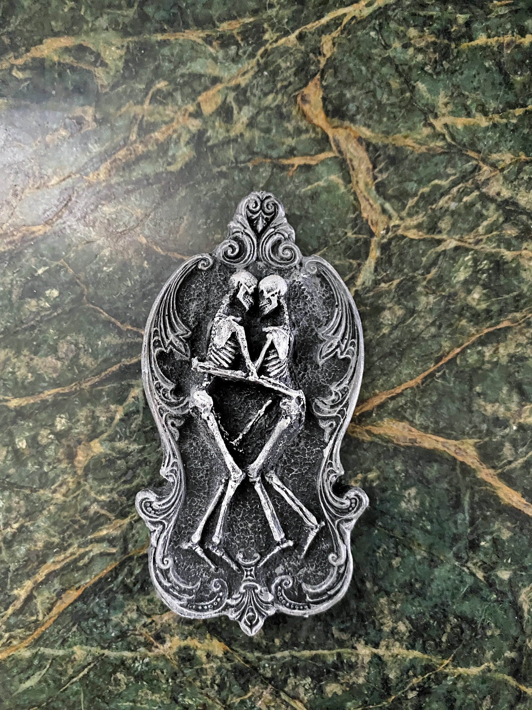 Amor Aeternus Skeleton Lovers Magnet, Hand Painted Resin Sculpture | Gothic Fantasy Decor | Skeletal Embrace Magnet for Gothic Decor
